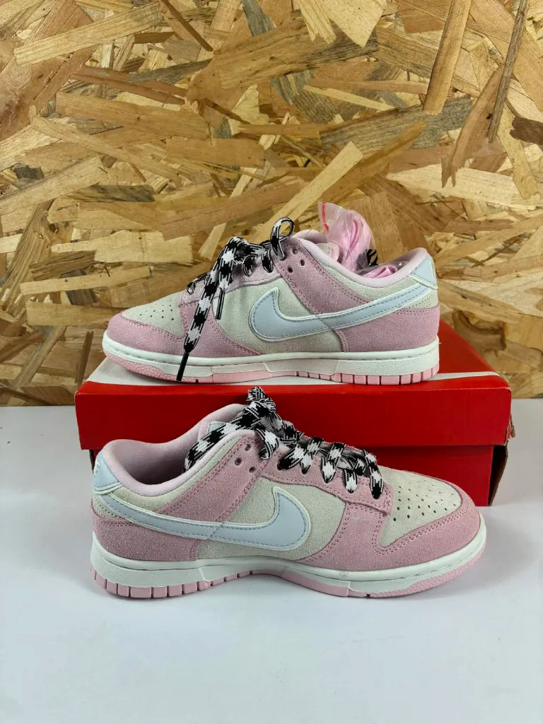 Baskets Nike Dunk Low LX Femme – 36,5 – Carton abîmé
