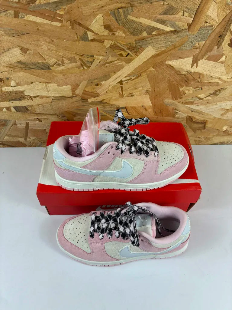 Baskets Nike Dunk Low LX Femme – 36,5 – Carton abîmé