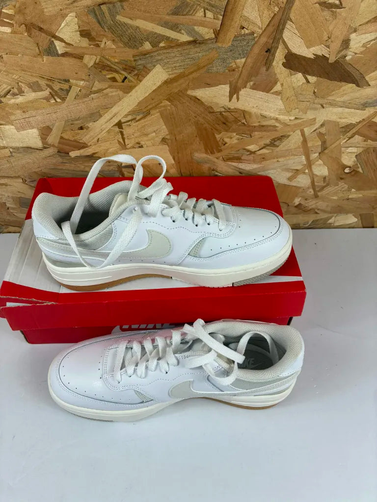 Baskets Nike Gamma Force Femme Blanc – 40,5 – DX9176-103