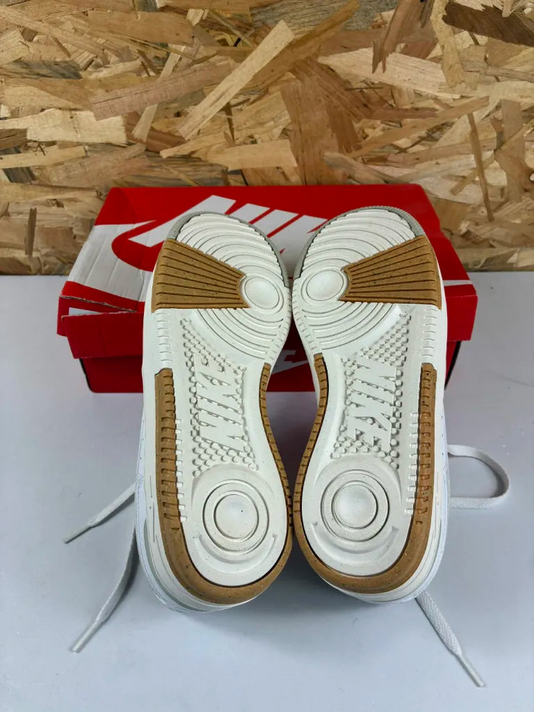 Baskets Nike Gamma Force Femme Blanc – 40,5 – DX9176-103