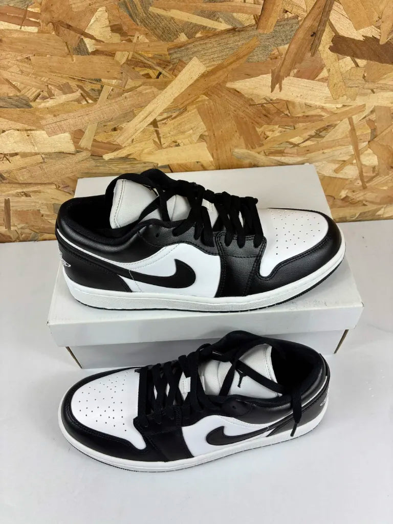 Baskets Air Jordan 1 Low Femme Blanches Noires – 43 – DC0774-101