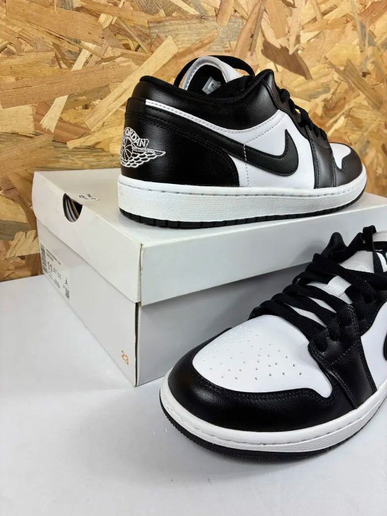 Baskets Air Jordan 1 Low Femme Blanches Noires – 43 – DC0774-101