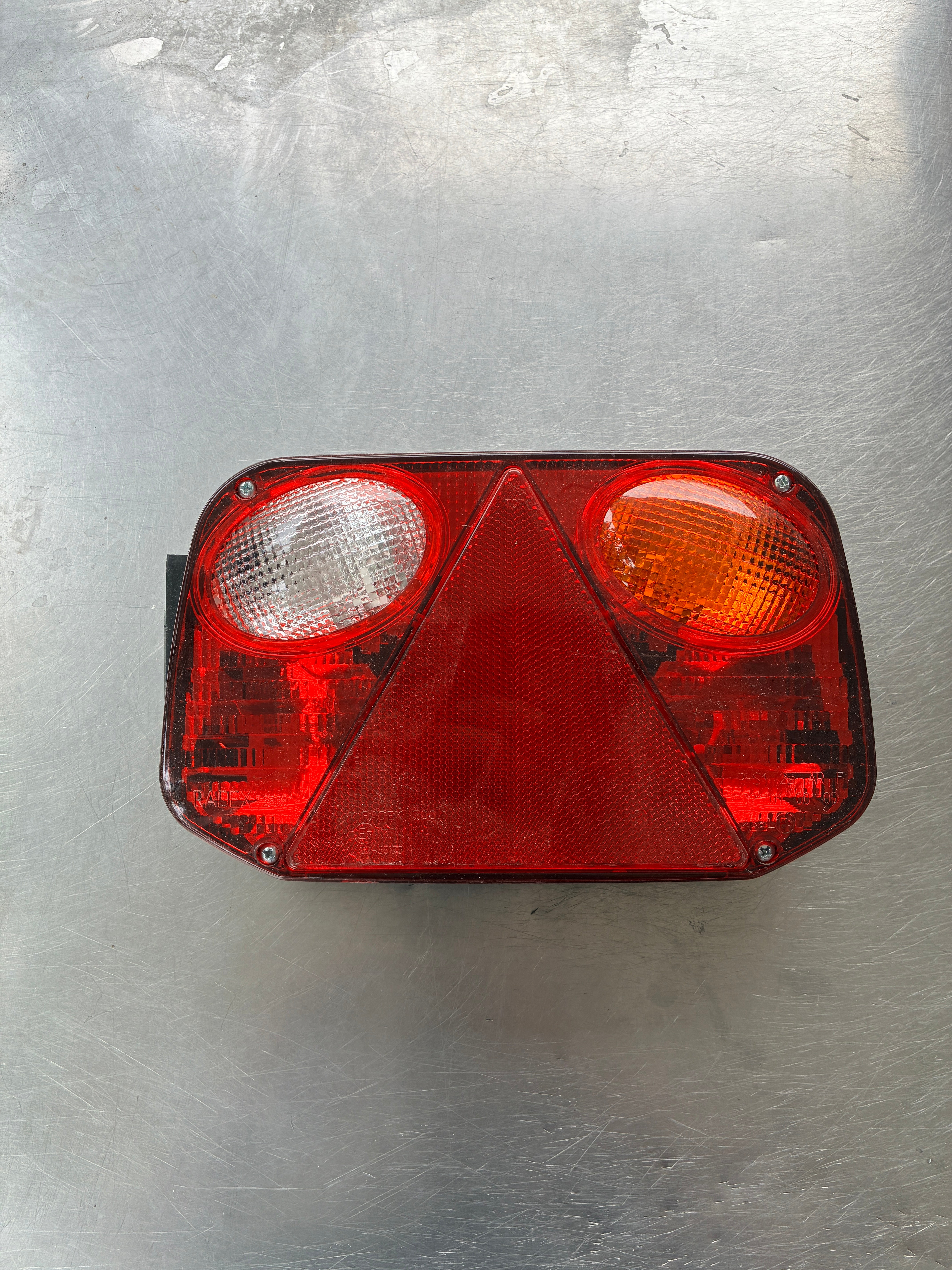 Feu remorque 6 fonctions droit RADEX 2800 – Réf. 1TR003989 – Neuf