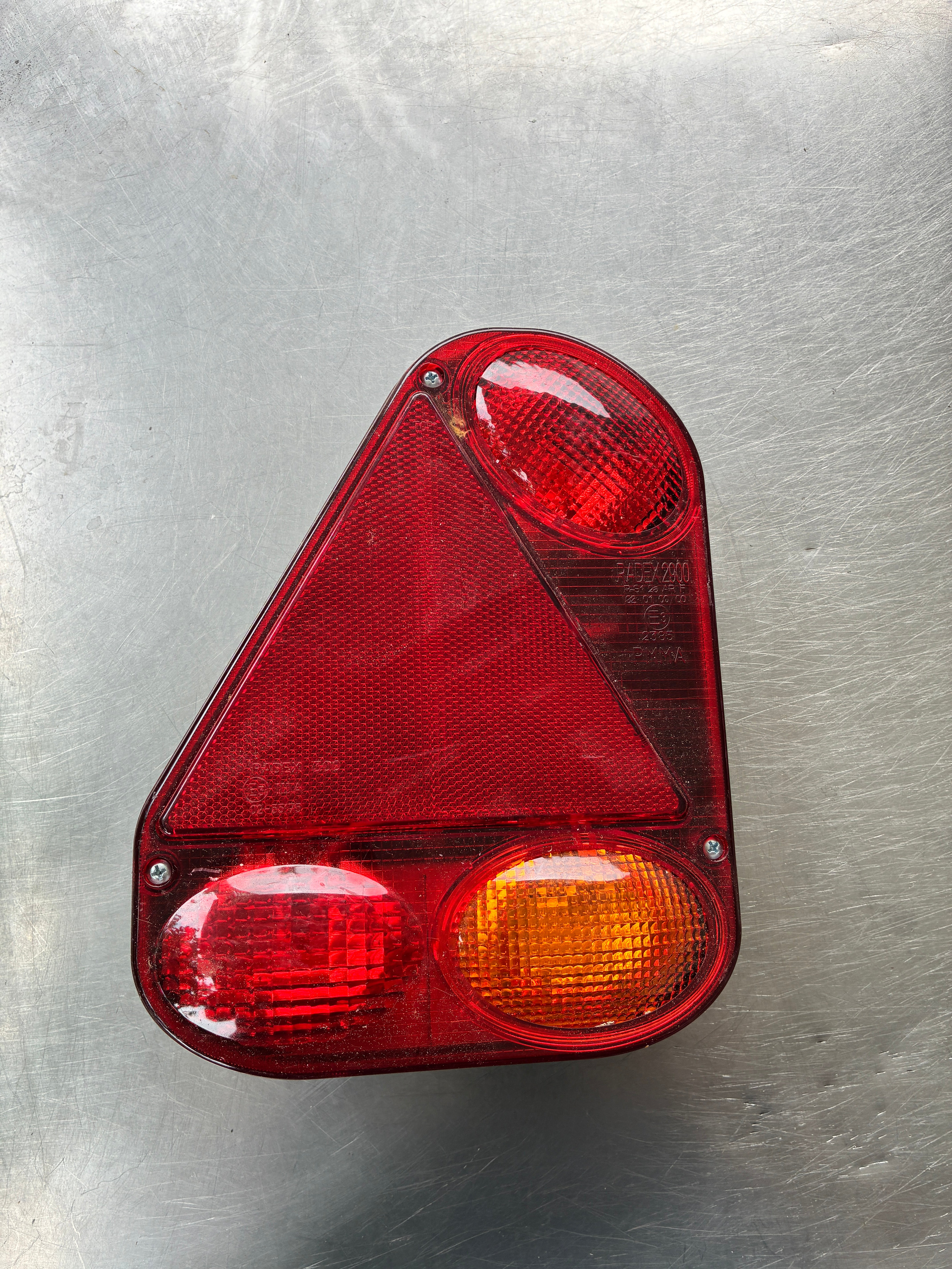 Feu remorque 4 fonctions gauche RADEX 2900 – 12V – Neuf