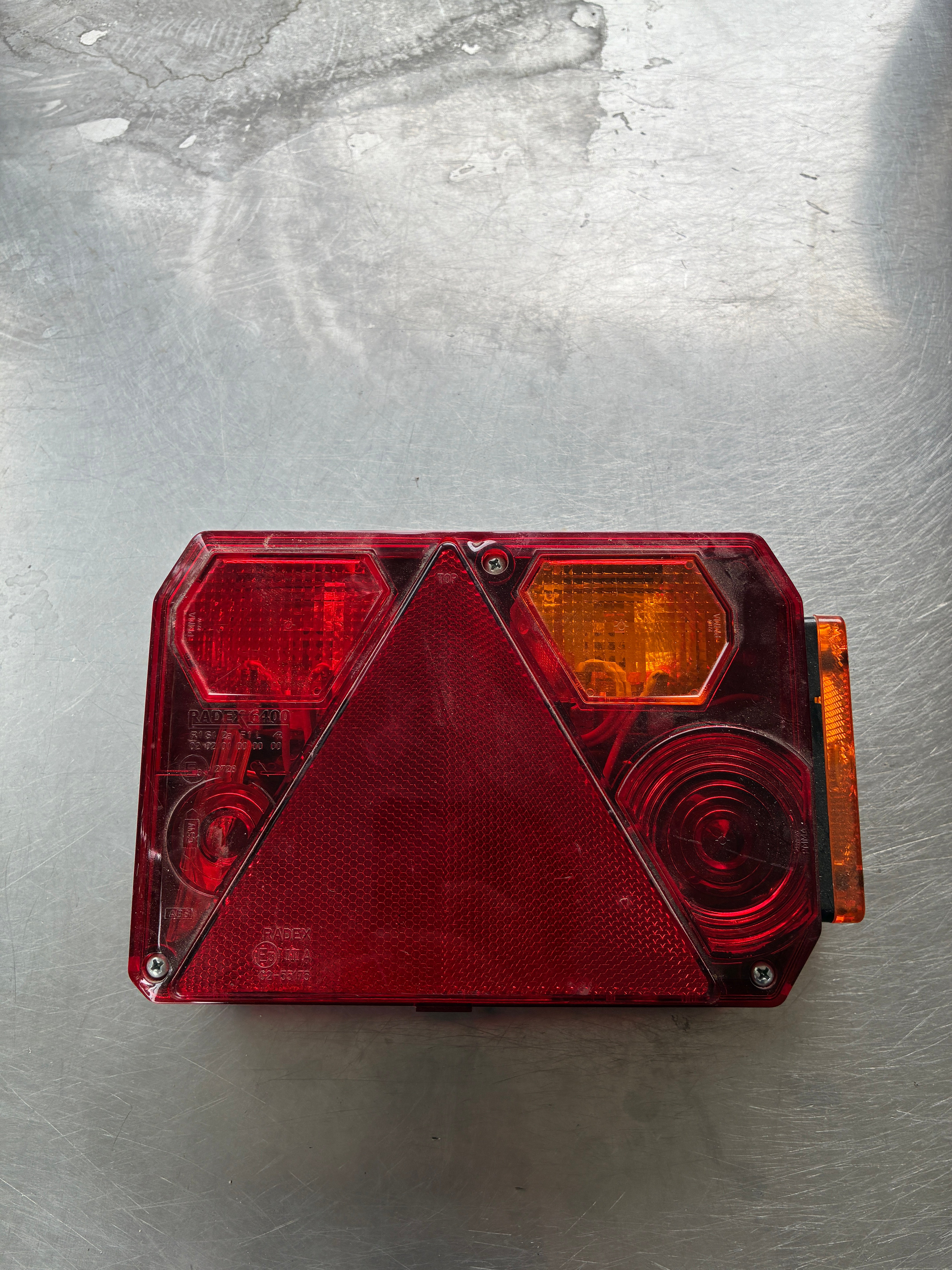 Feu remorque 6 fonctions RADEX 6400 – Droit – 12V