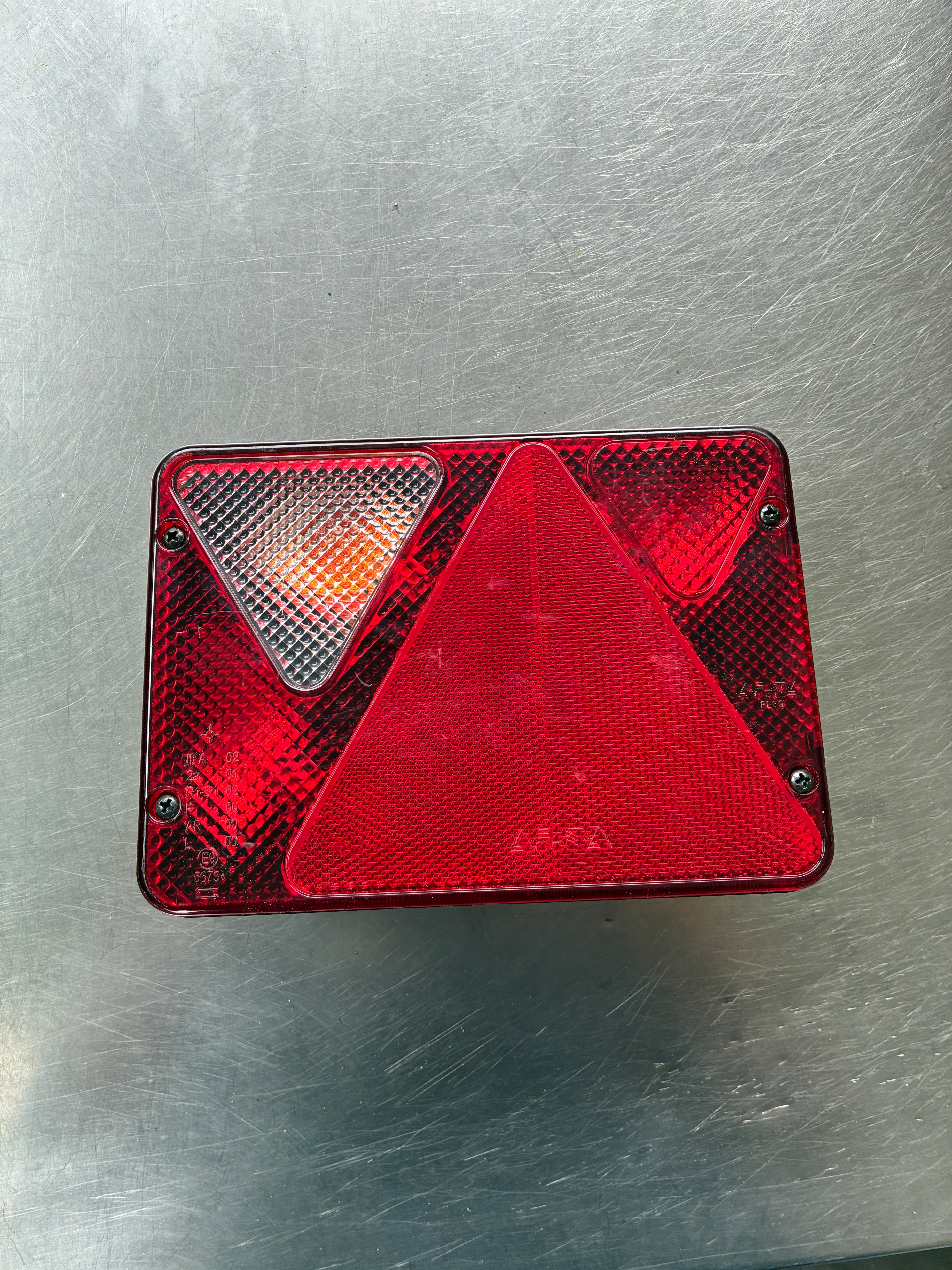 Feu 6 fonctions remorque AJBA RL82 – Côté gauche – 12V – Ampoules incluses