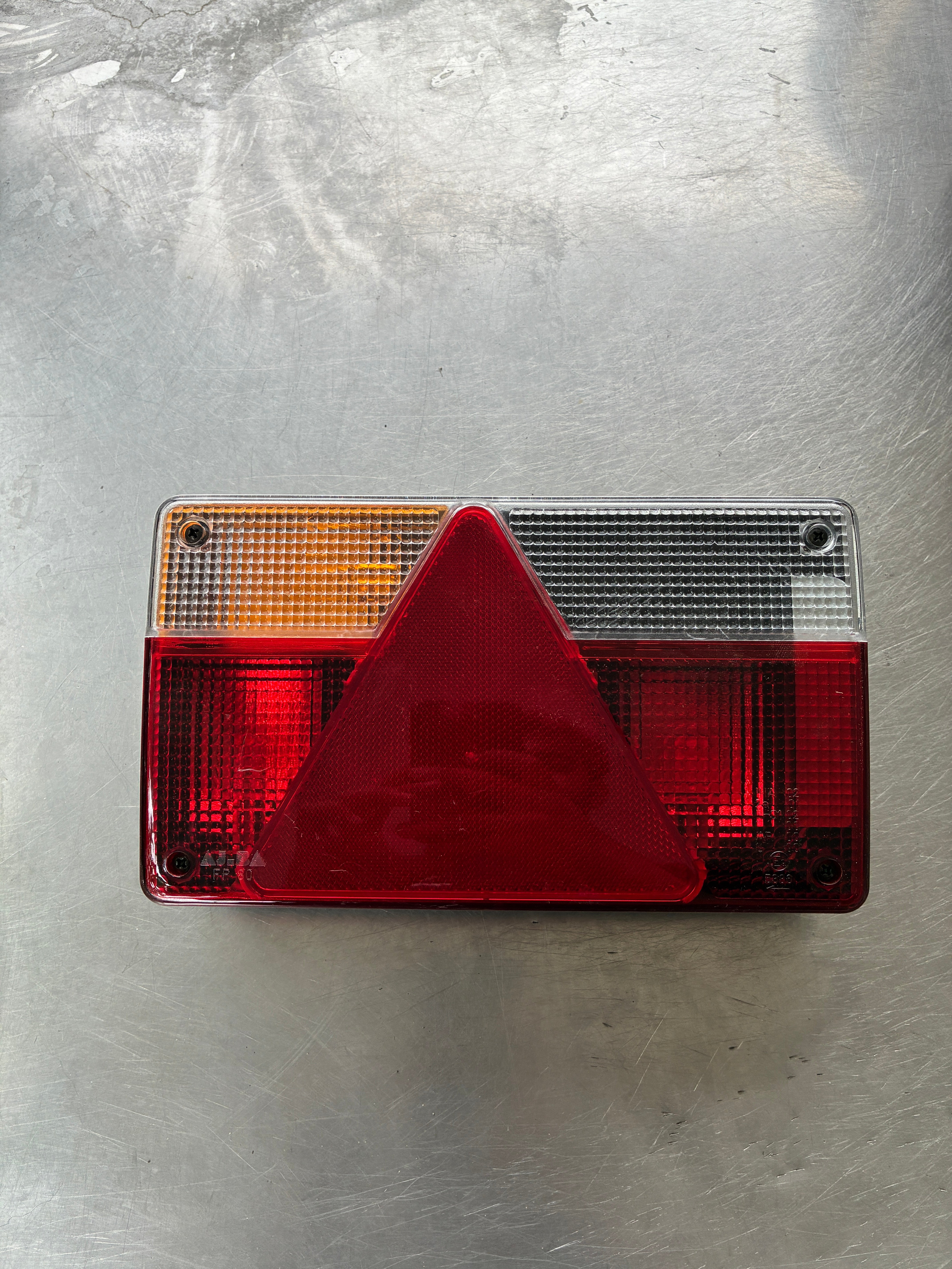 Feu 7 fonctions remorque AJBA FP84 – Côté gauche – 12V – Ampoules incluses