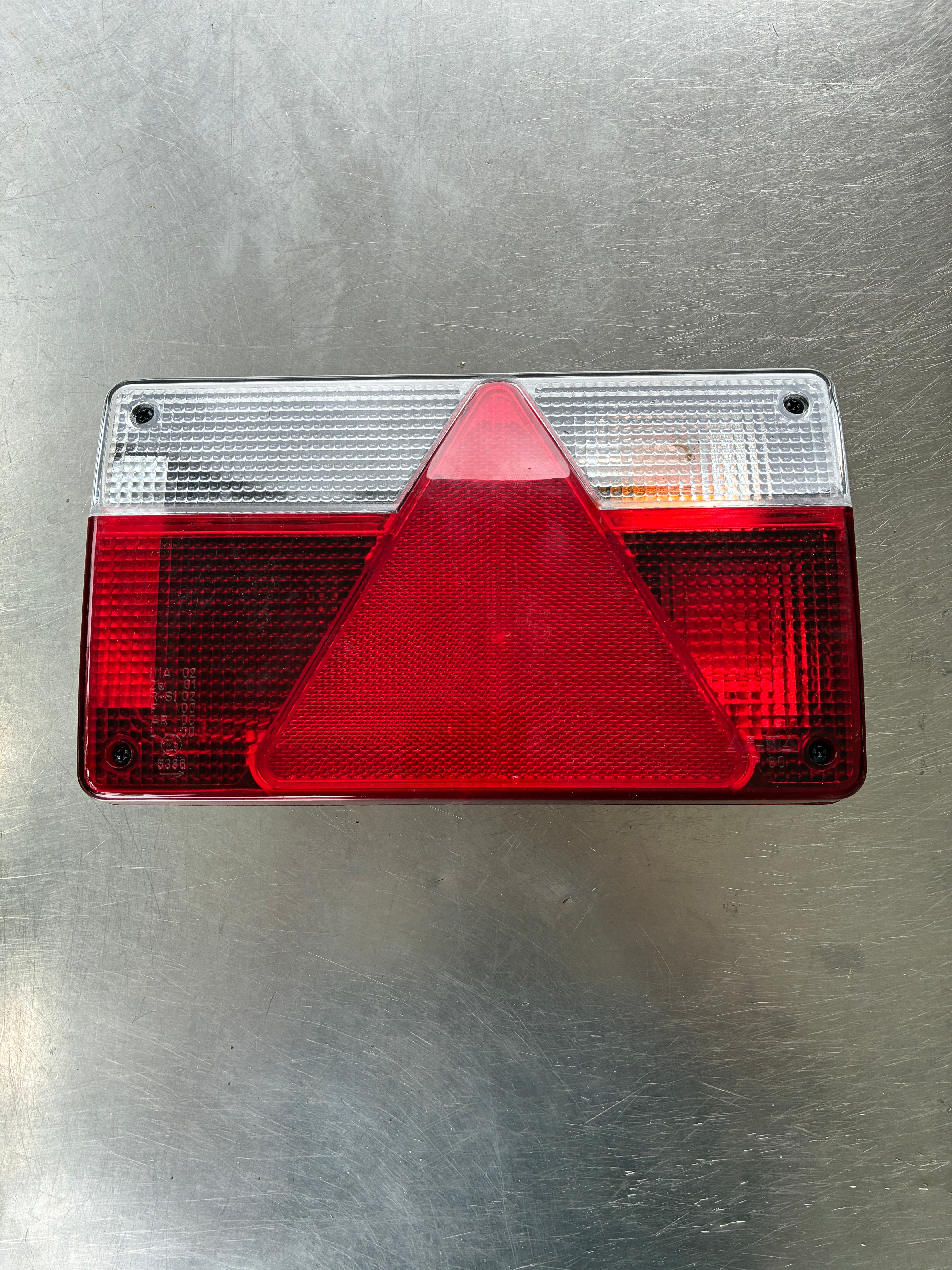 Feu 7 fonctions remorque AJBA FP84 – Côté droit – 12V – Ampoules incluses