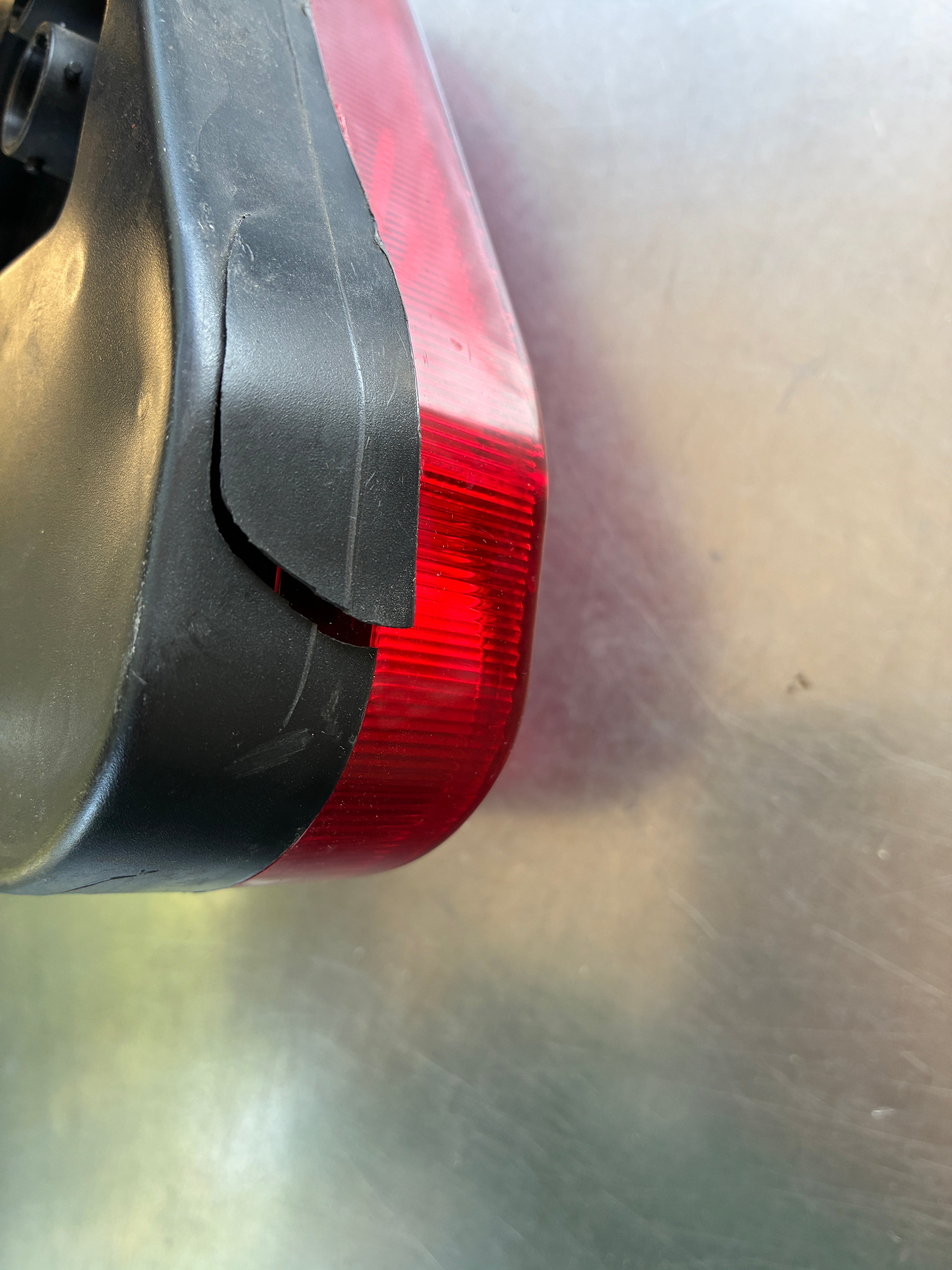 Feu arrière droit DAFA TR002 – 6 fonctions – Précâblé – Réf. 687791 – Occasion