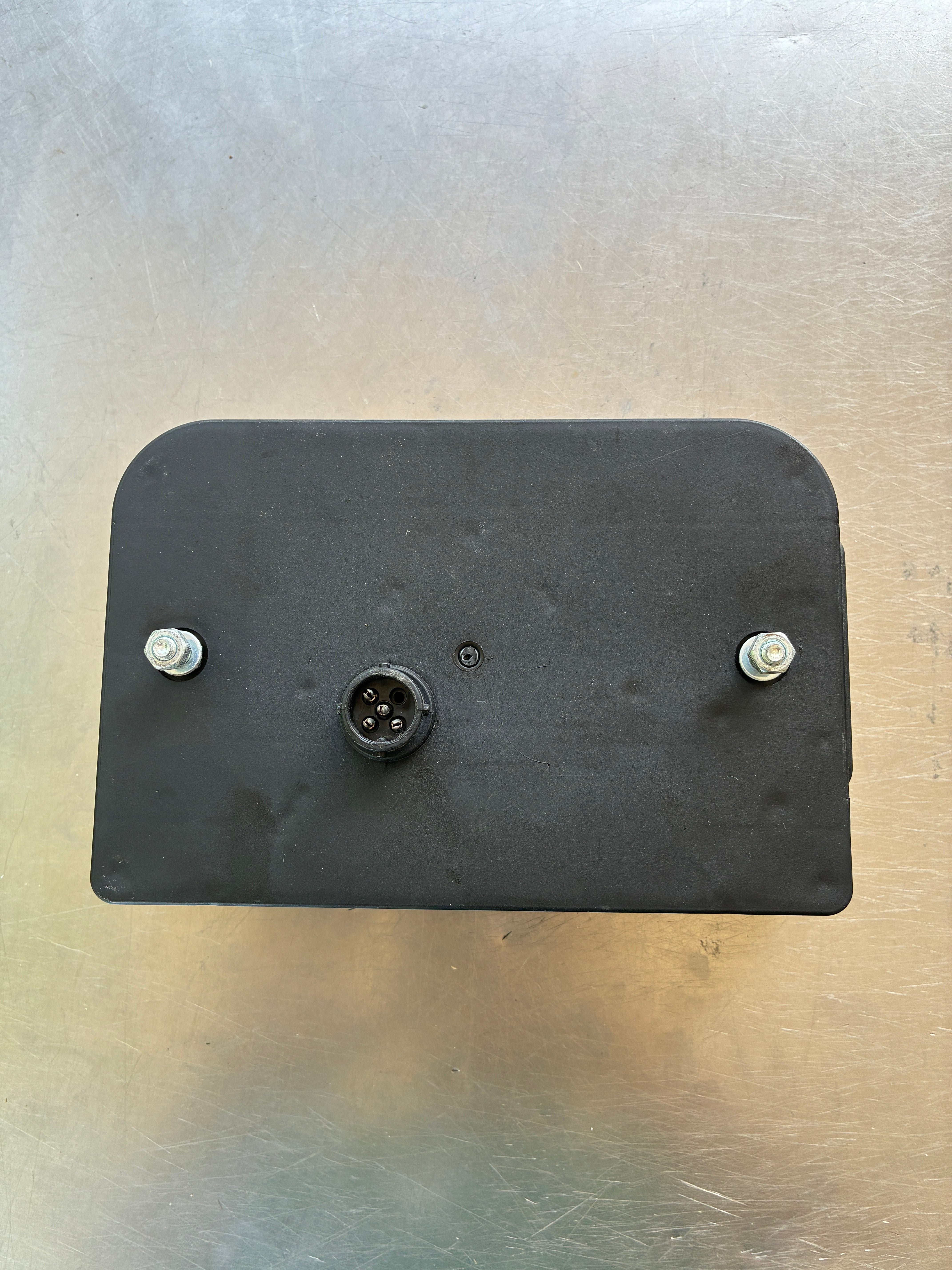 Feu arrière droit TEMA DPT35 – 6 fonctions – Connecteur rond – 200 x 135 mm – Neuf