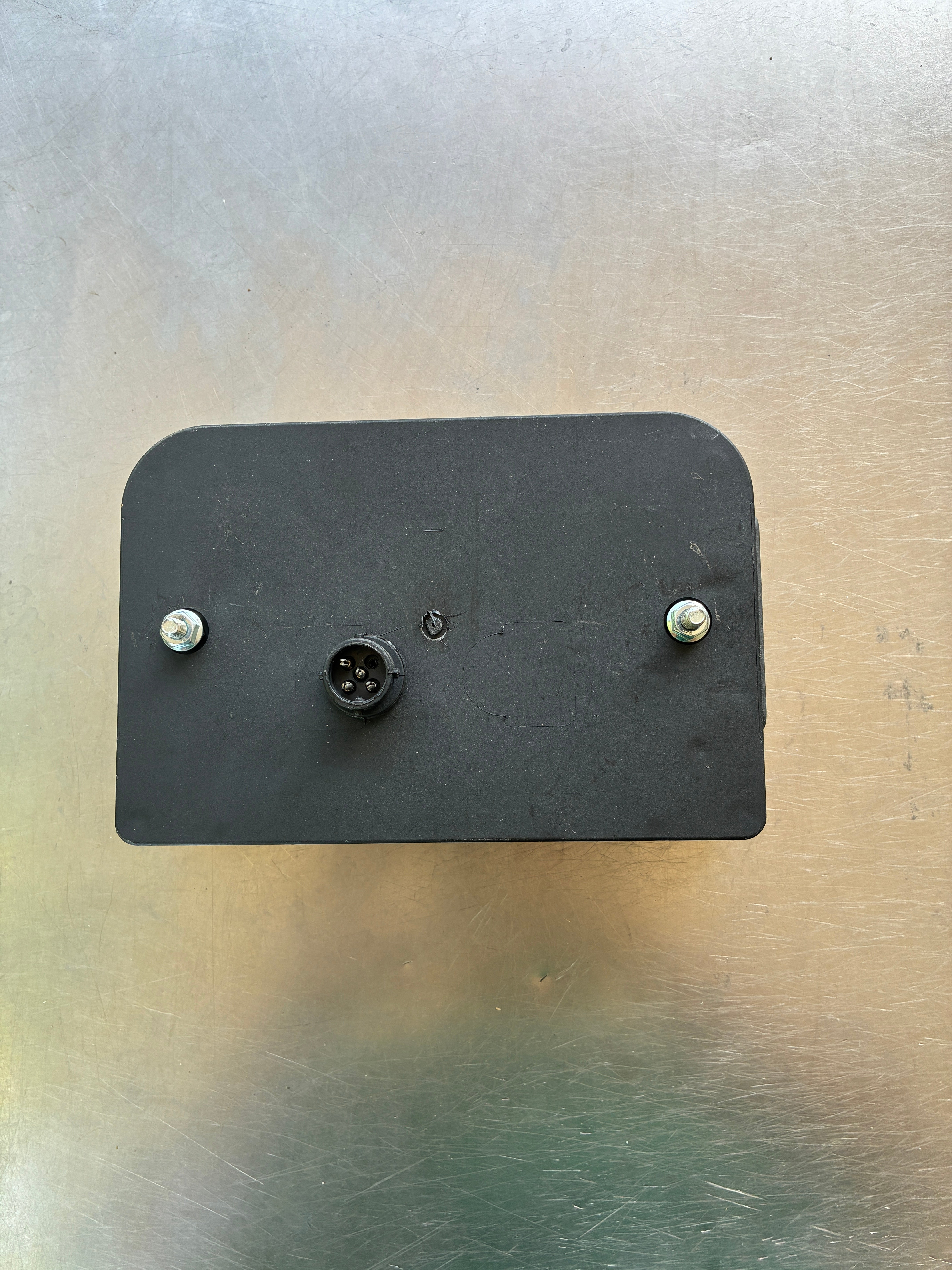 Feu arrière droit UNITRAILER DPT35 – 6 fonctions – Connecteur rond – 200 x 135 mm – Neuf