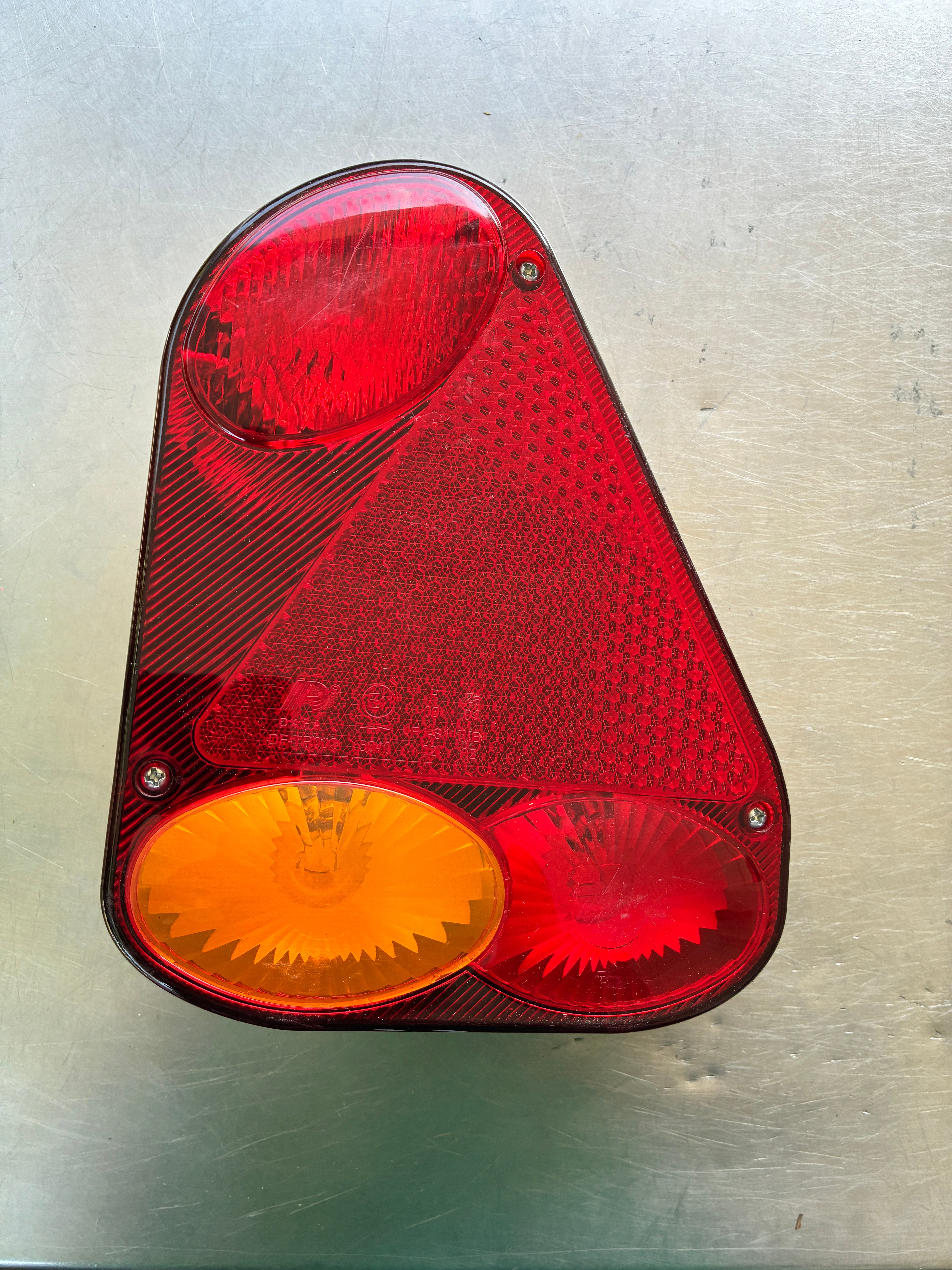 Feu arrière gauche DAFA TR002 – 6 fonctions – Précâblé – Réf. 687790 – Neuf