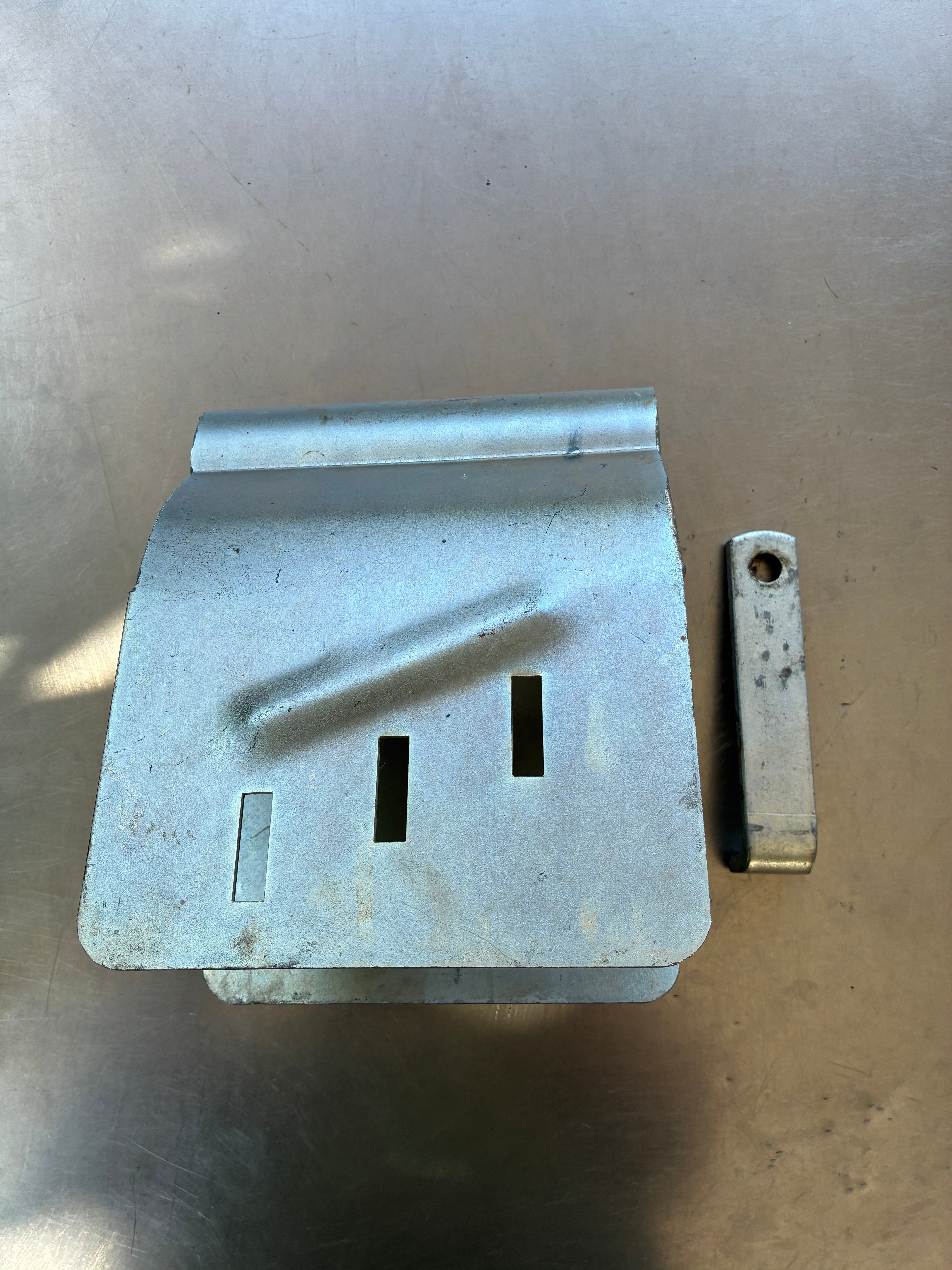 Antivol remorque – Caisson tête d’attelage universel – Occasion sans cadenas