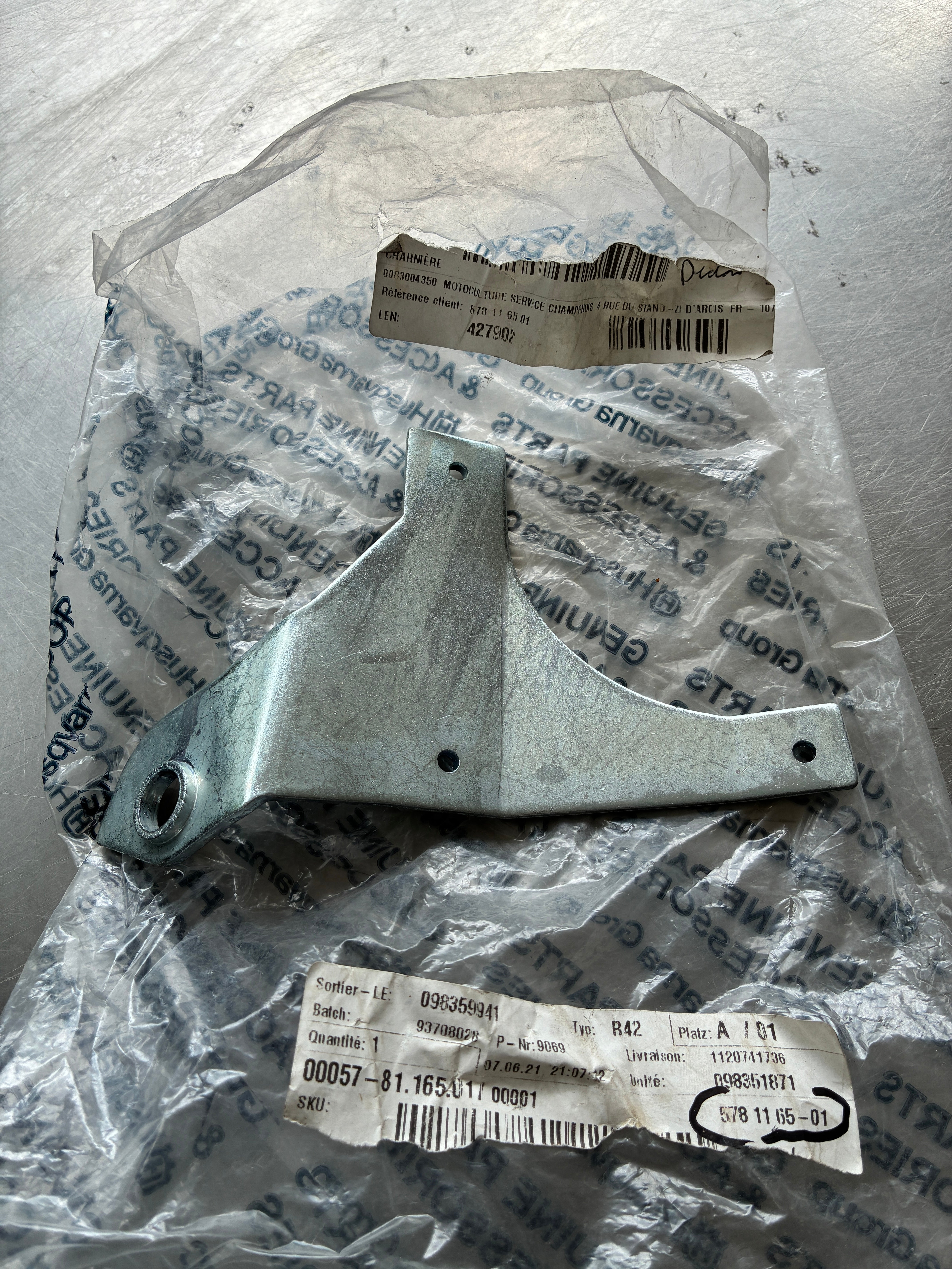 Charnière Husqvarna 5781165-01 – Pour Rider 213C / 214 / 216 – Pièce d’origine