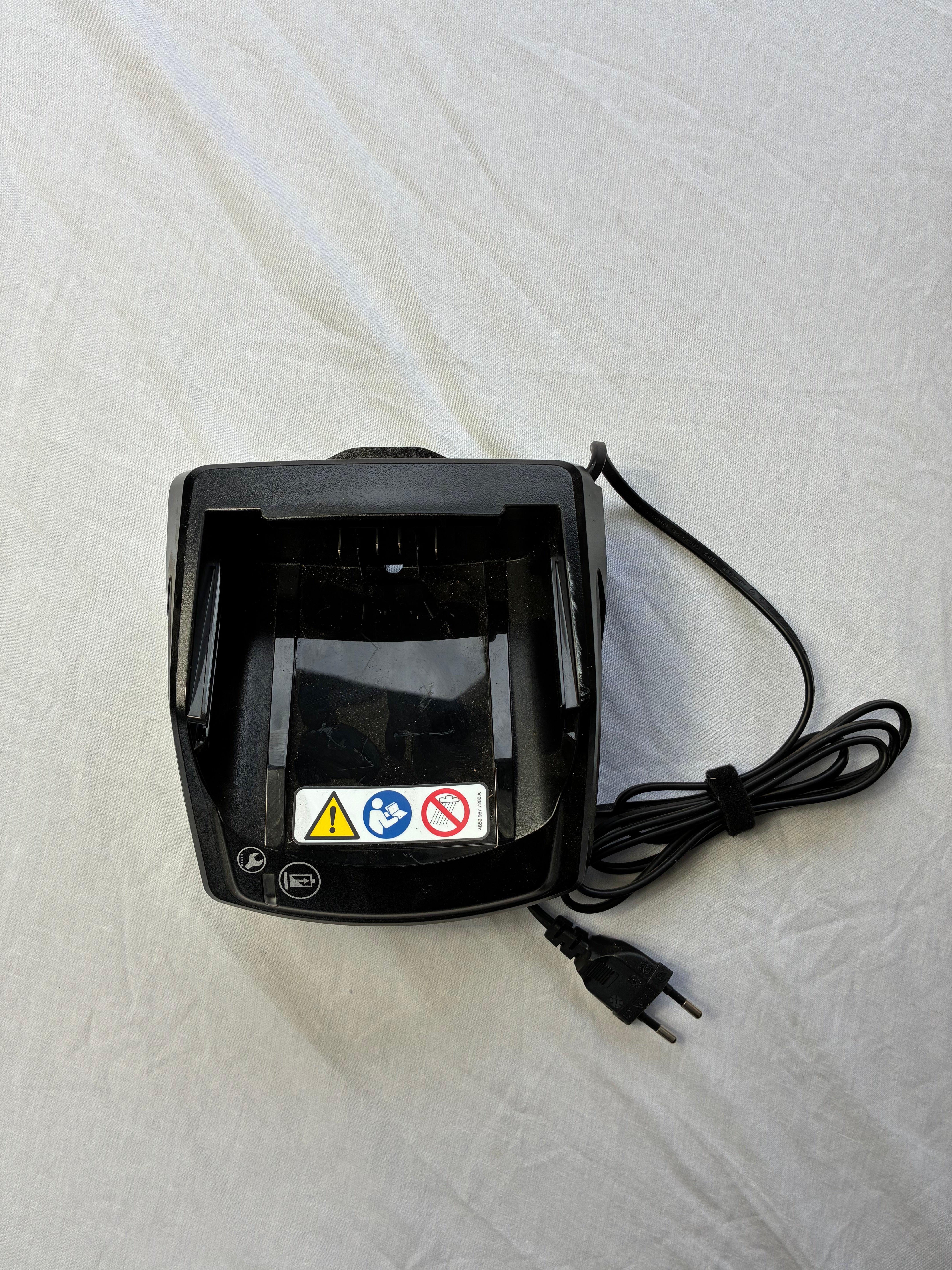 Chargeur STIHL AL 101 Neuf sans boîte – Batteries AK & AP – 220V – Réf. 4850-430-2520