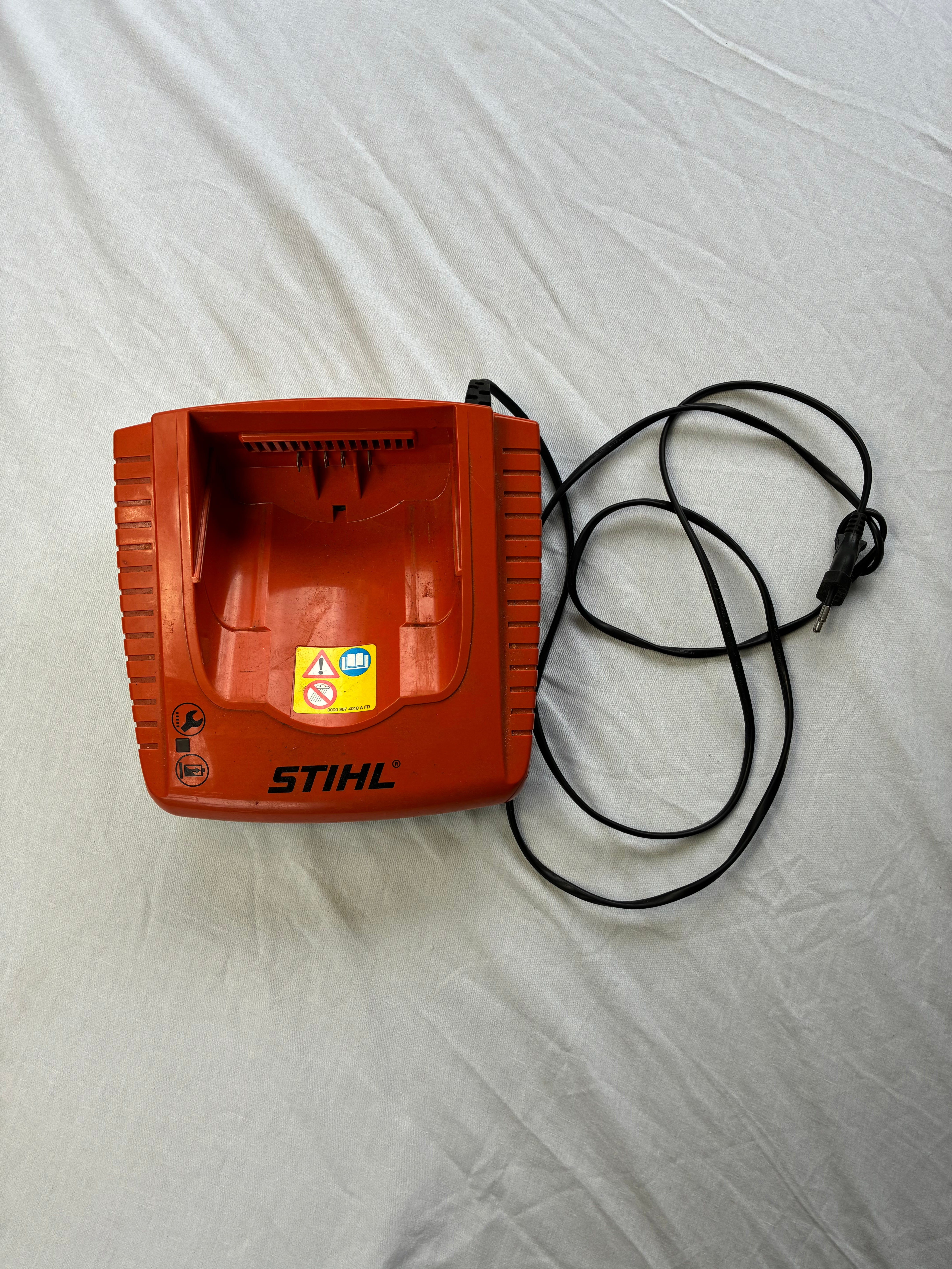 Chargeur rapide STIHL AL 300 – Occasion très bon état – Batteries AK AP AR 230V