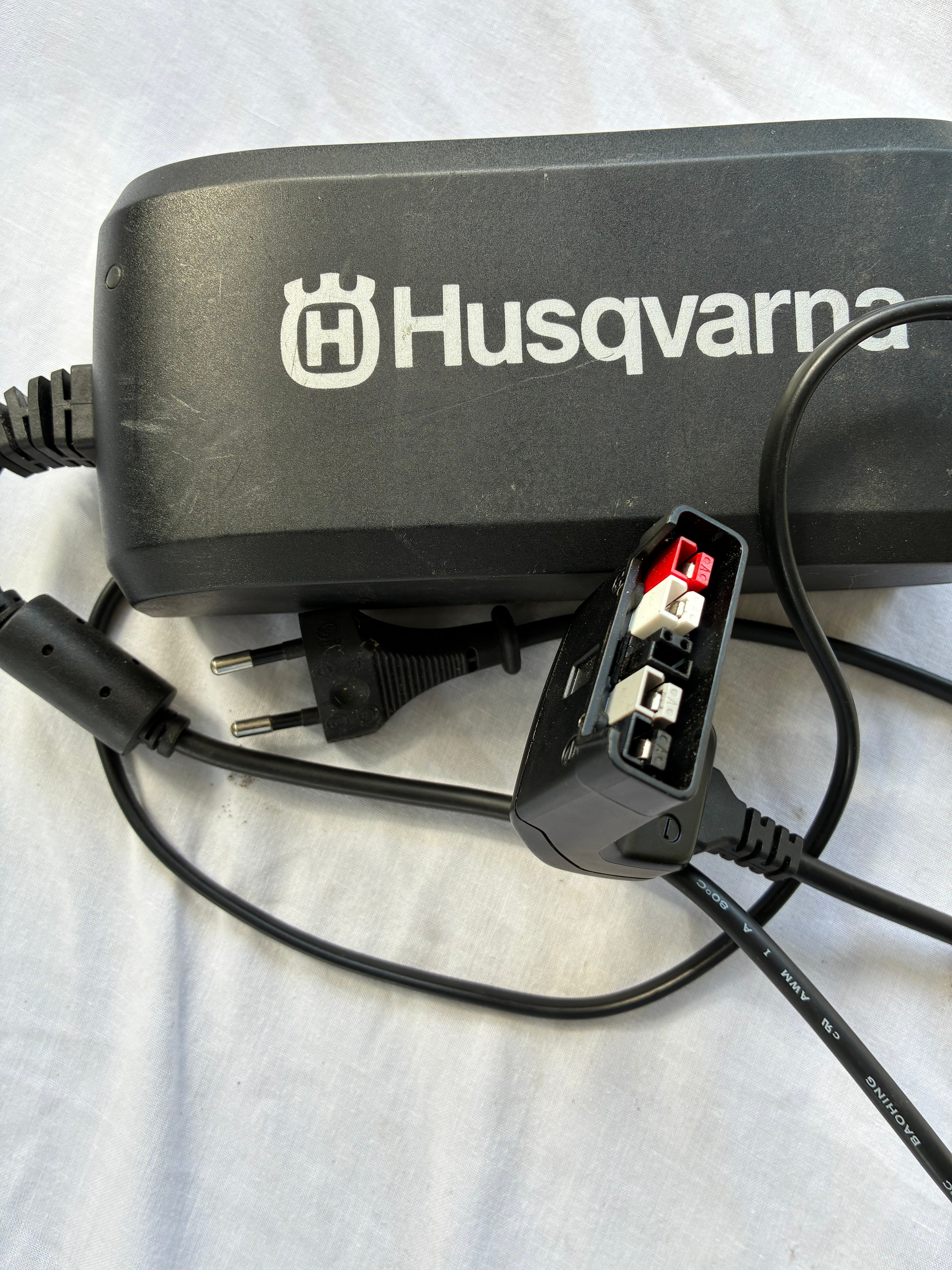 Chargeur Husqvarna QC80 – 80W – Batteries BLi 36V – Occasion très bon état