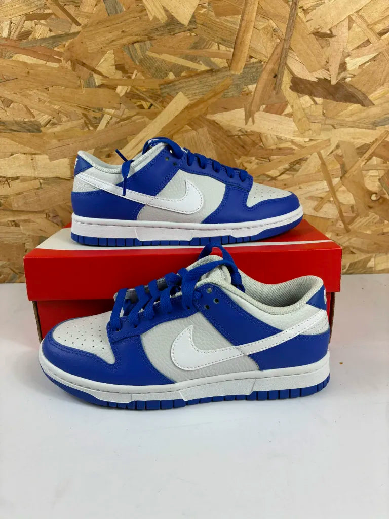 Nike Dunk Low Femme Photon Dust White Racer Blue – 37,5
