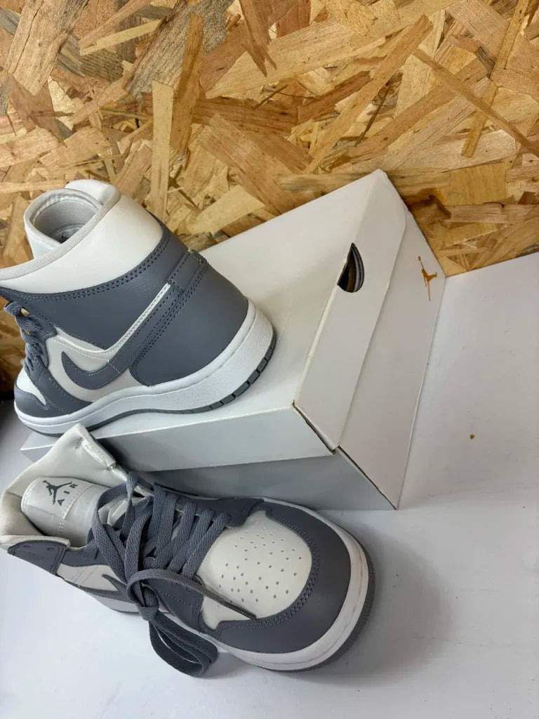 Baskets Air Jordan 1 Mid Femme Blanc Gris – Taille 42