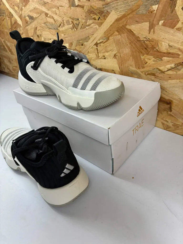 Baskets Adidas Trae Unlimited J – Chaussures Basketball Enfant – 35,5