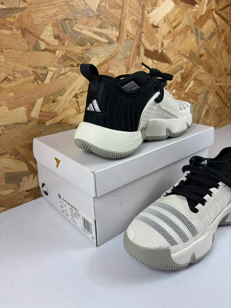 Baskets Adidas Trae Unlimited J – Chaussures Basketball Enfant – 35,5