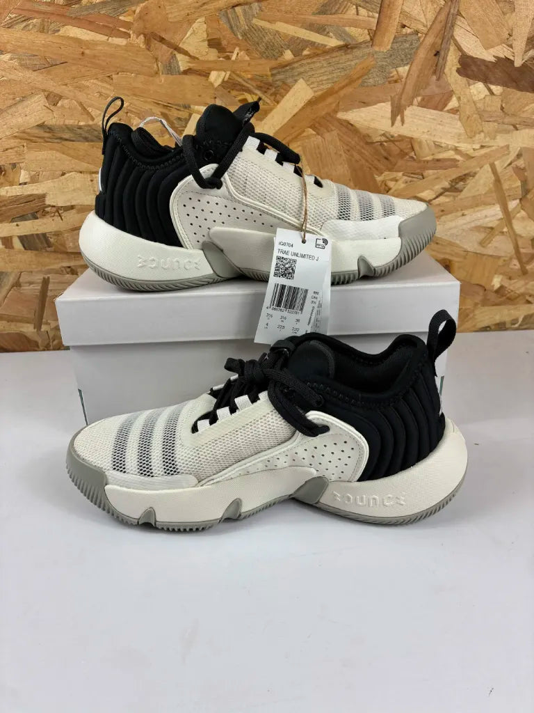 Baskets Adidas Trae Unlimited J – Chaussures Basketball Enfant – 36