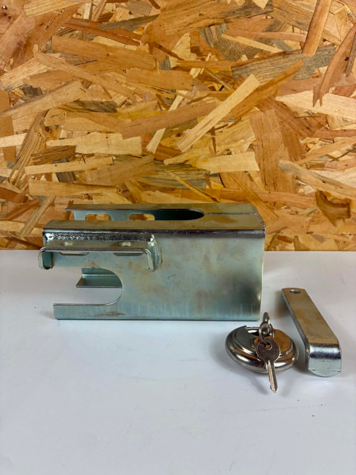 Antivol de remorque pour tête d’attelage avec cadenas et clés