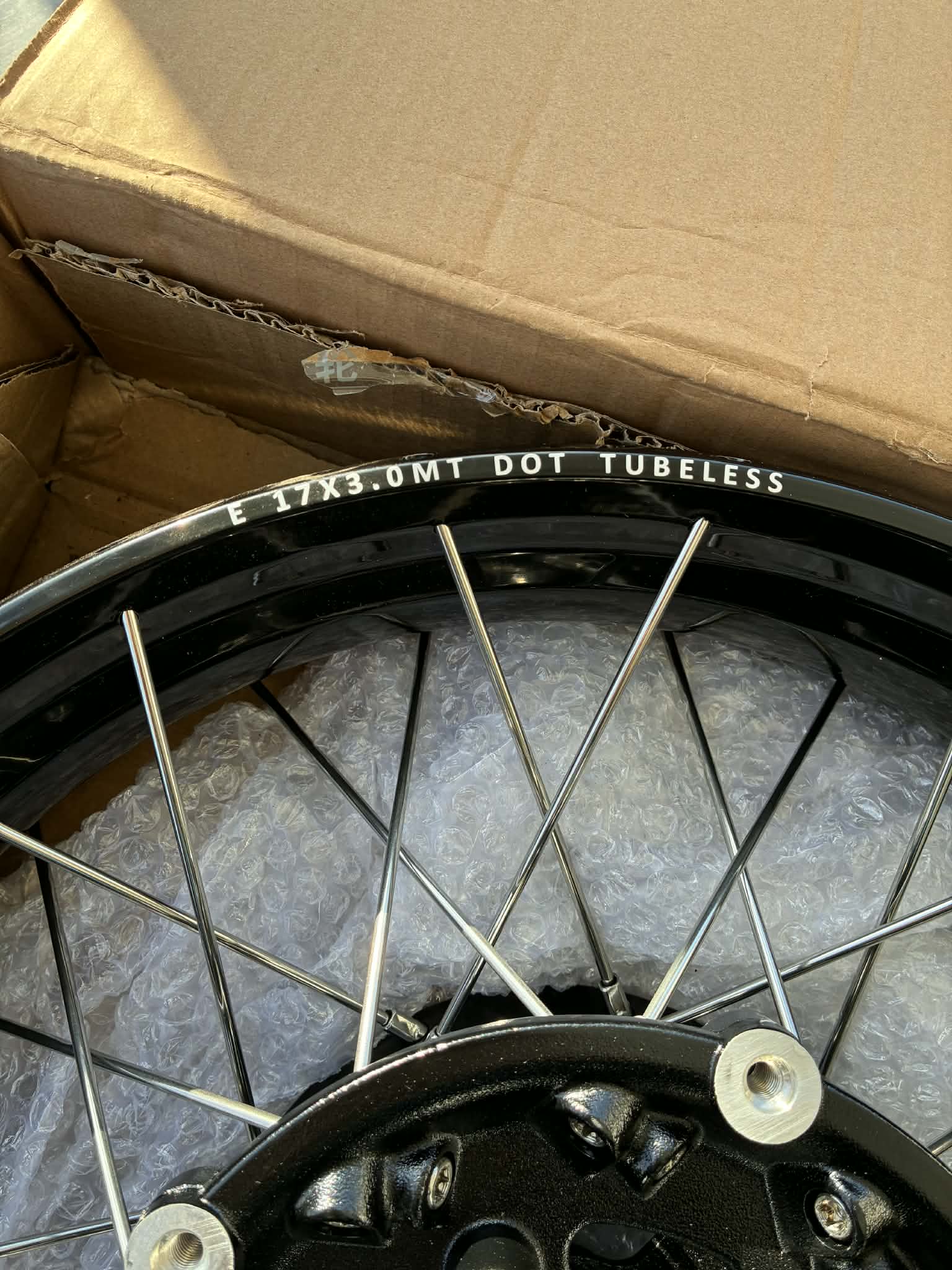 Roue arrière ZONTES 17x3.0 MT tubeless complète