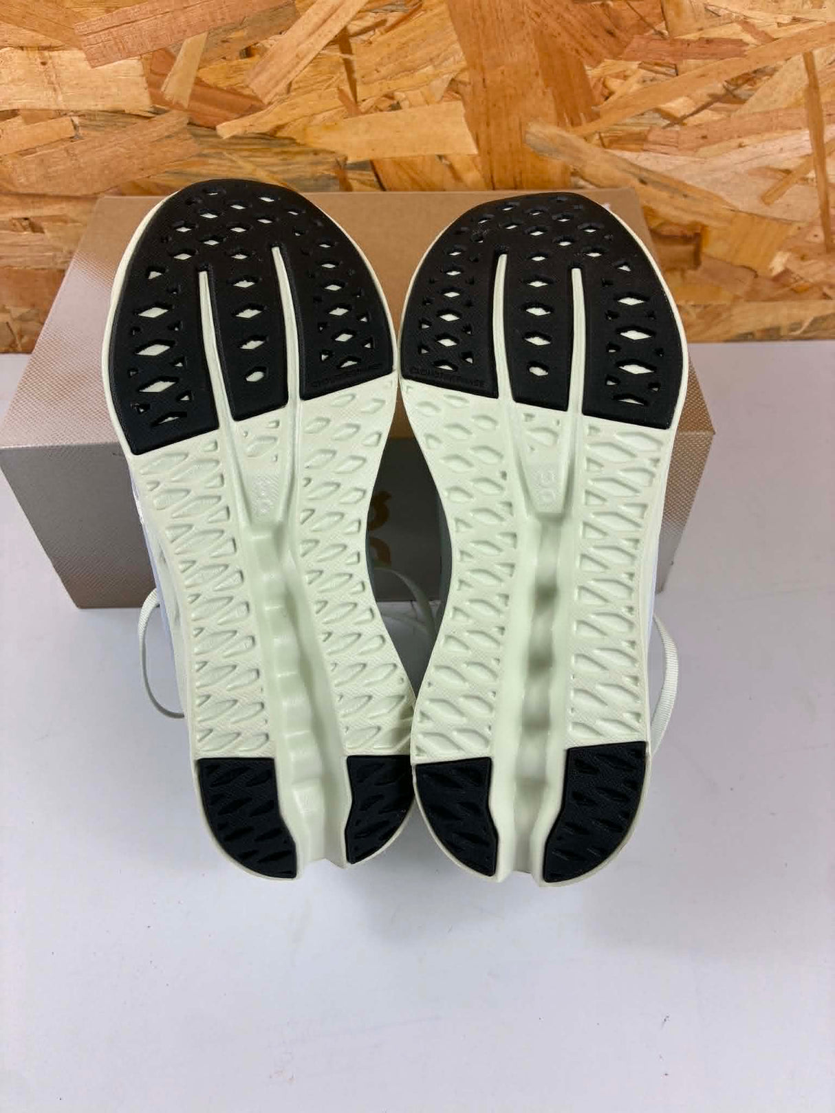 Chaussures Running On Cloudsurfer Femme 38 Mineral Aloe