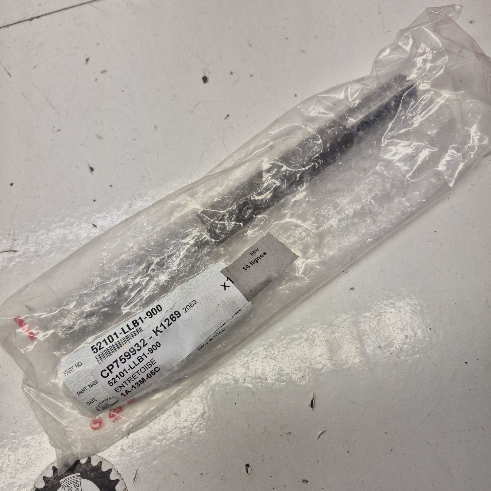 Entretoise Kymco 50-300 Maxxer/Mxer/Mxu – OEM 52101-LLB1-900