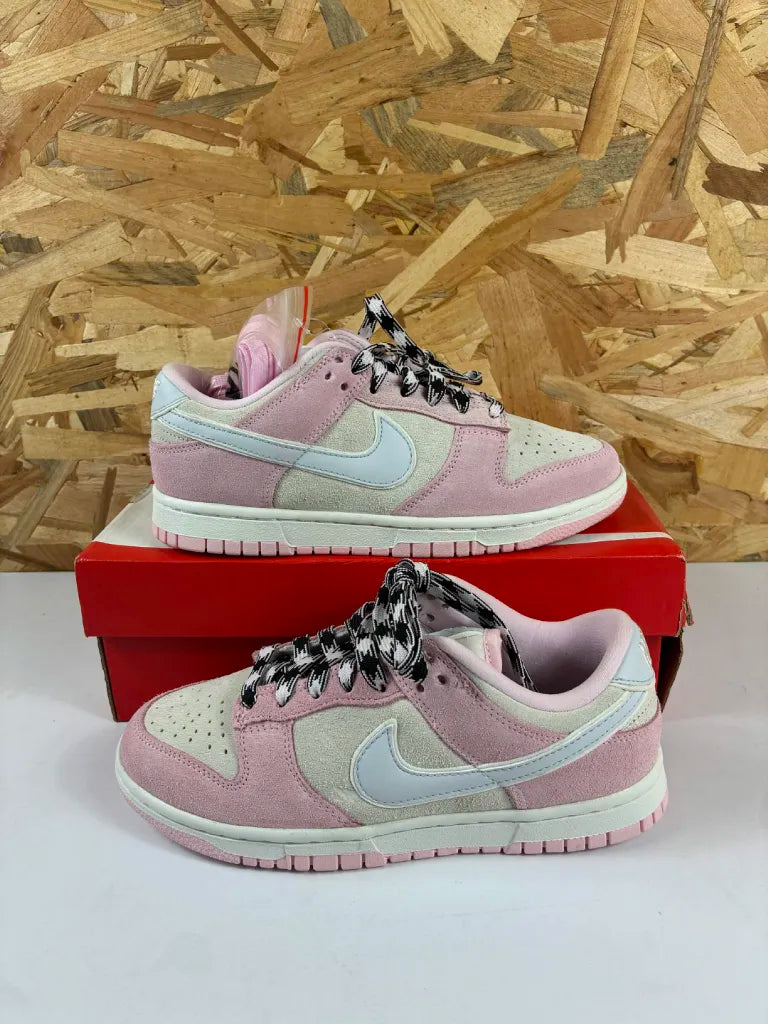 Baskets Nike Dunk Low LX Femme – 36,5 – Carton abîmé