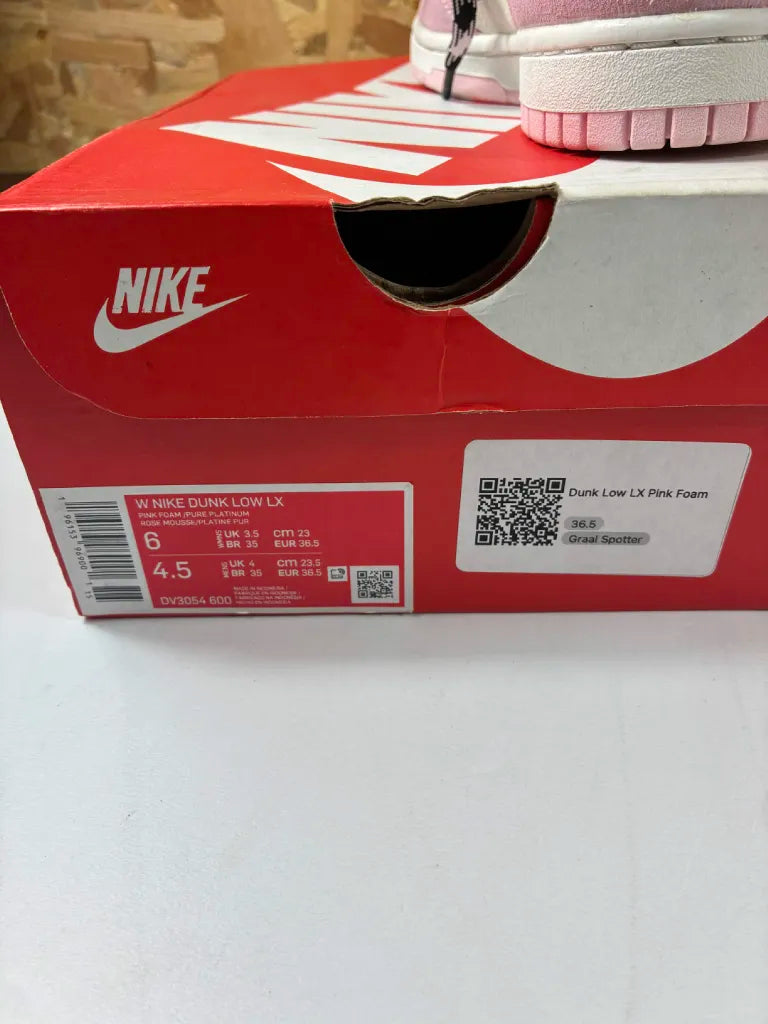 Baskets Nike Dunk Low LX Femme – 36,5 – Carton abîmé