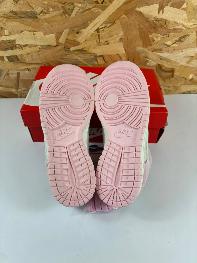 Baskets Nike Dunk Low LX Femme – 36,5 – Carton abîmé