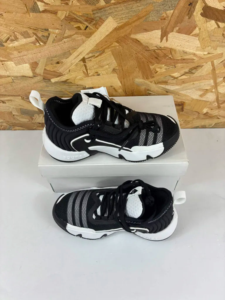 Adidas Trae Unlimited C Enfant 30 1/2 – Chaussures de Basketball HP6744