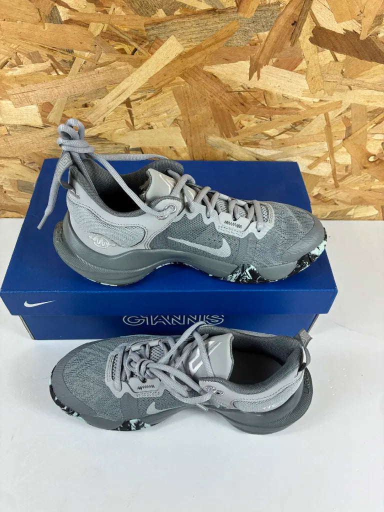 Chaussures de Basketball Enfant Nike Giannis Immortality 2 DM0825-004 – 37,5