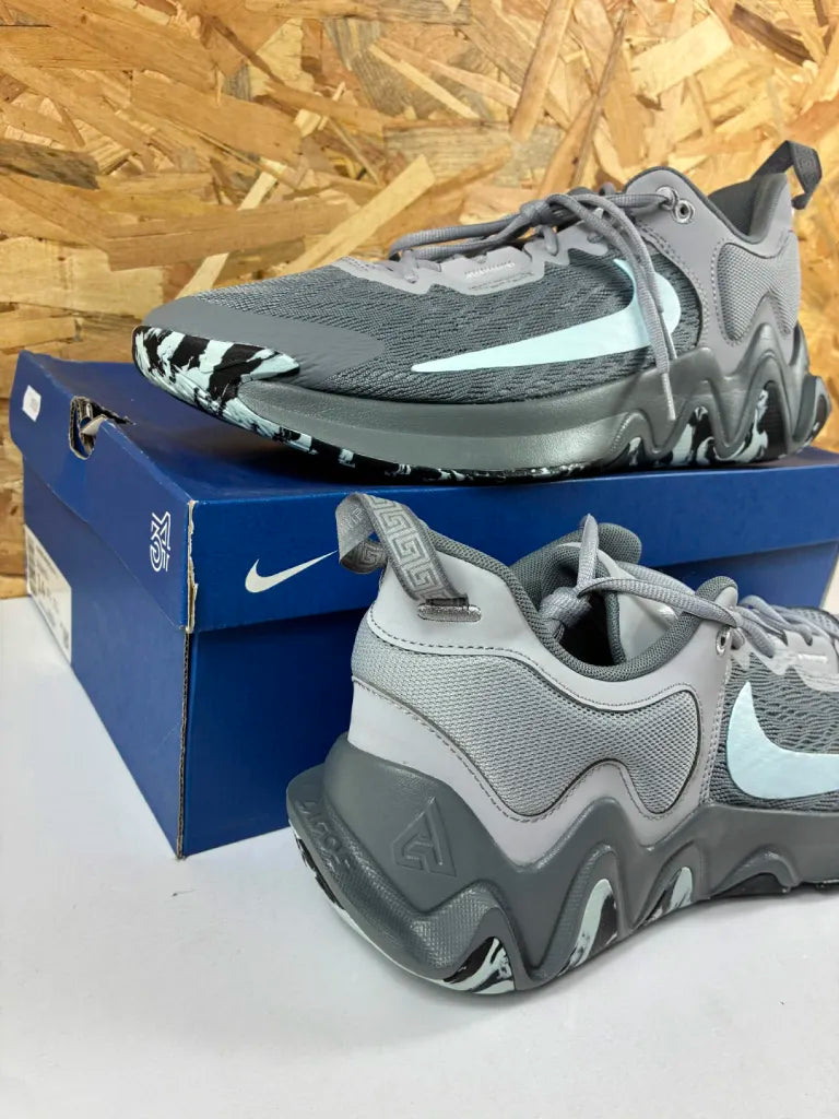 Nike Giannis Immortality 2 Homme Gris Bleu – 48,5 – DM0825-004