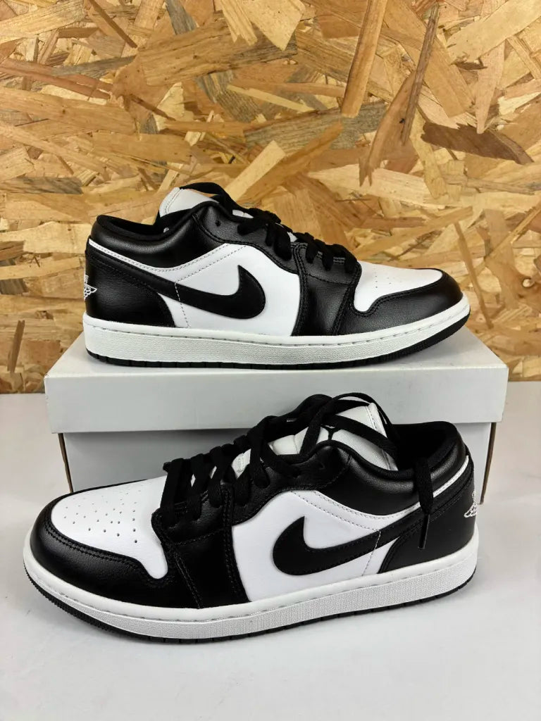 Baskets Air Jordan 1 Low Femme Blanches Noires – 43 – DC0774-101