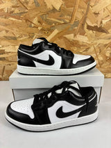 Baskets Air Jordan 1 Low Femme Blanches Noires – 43 – DC0774-101