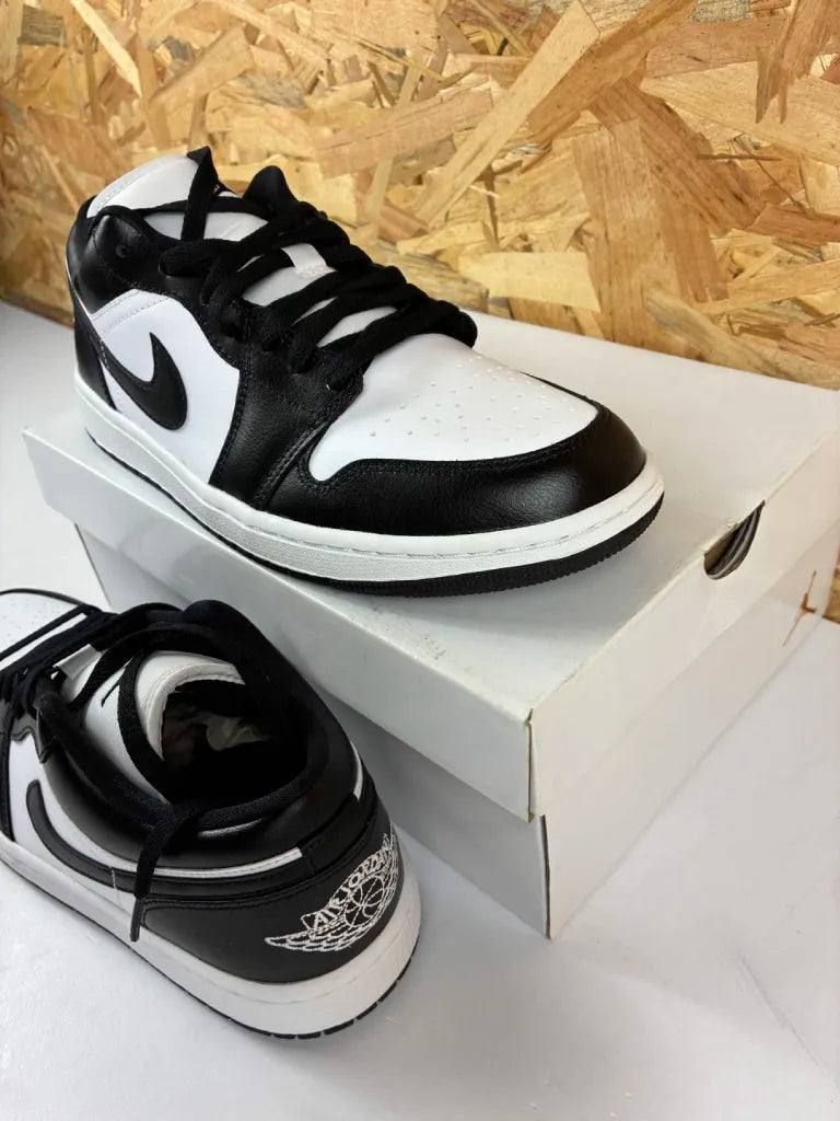 Baskets Air Jordan 1 Low Femme Blanches Noires – 43 – DC0774-101