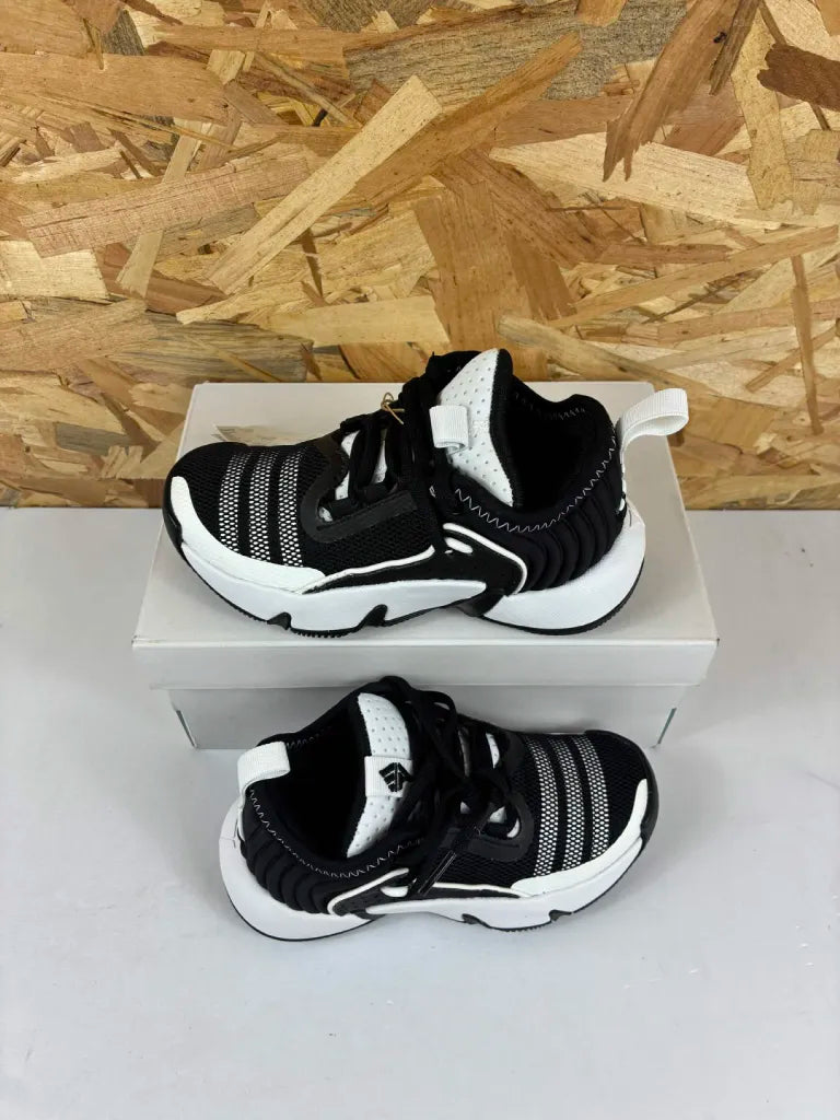 Adidas Trae Unlimited C Enfant Noir Blanc – 28 – HP6744