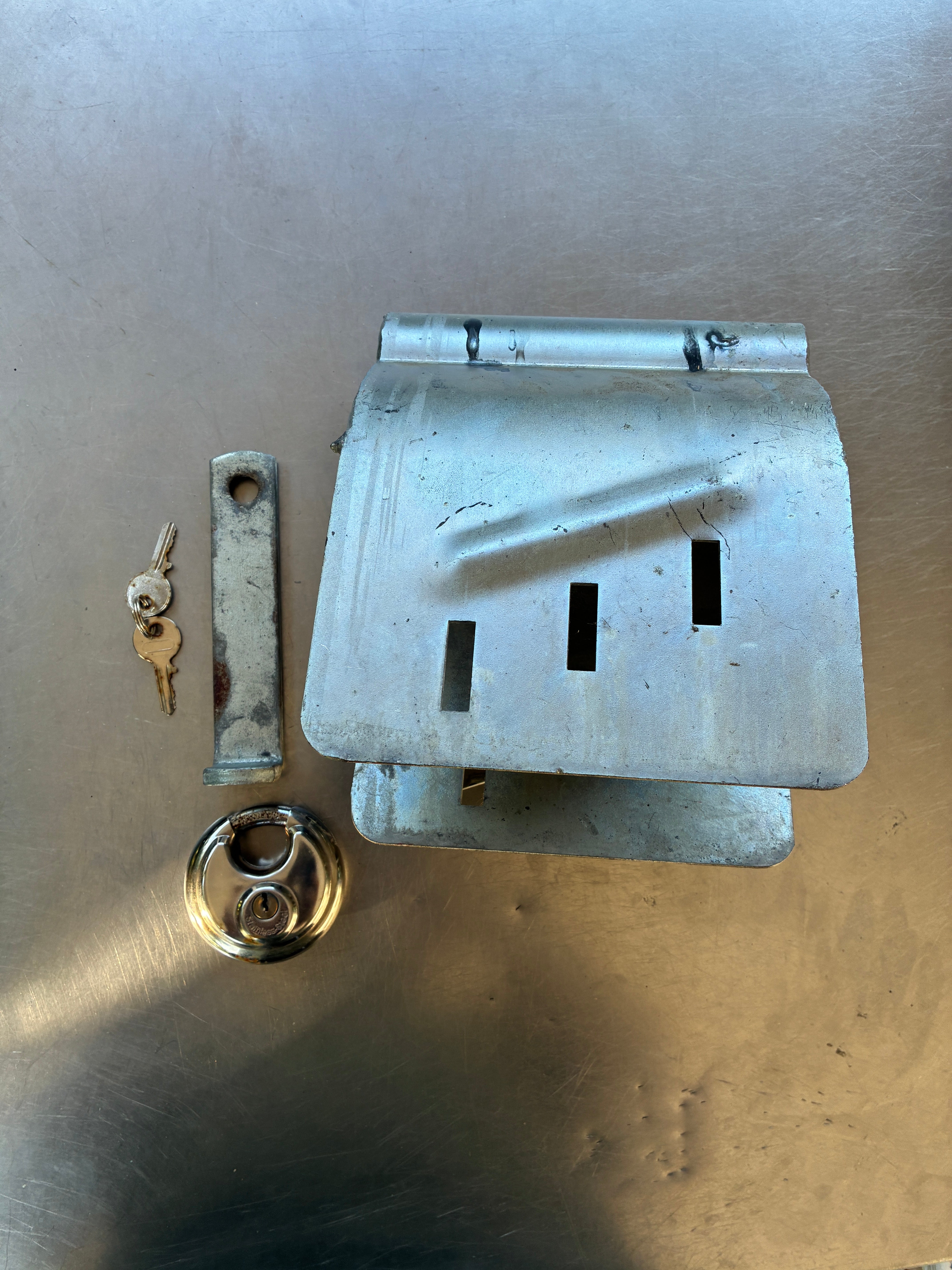 Antivol remorque – Caisson tête d’attelage universel avec cadenas – Occasion