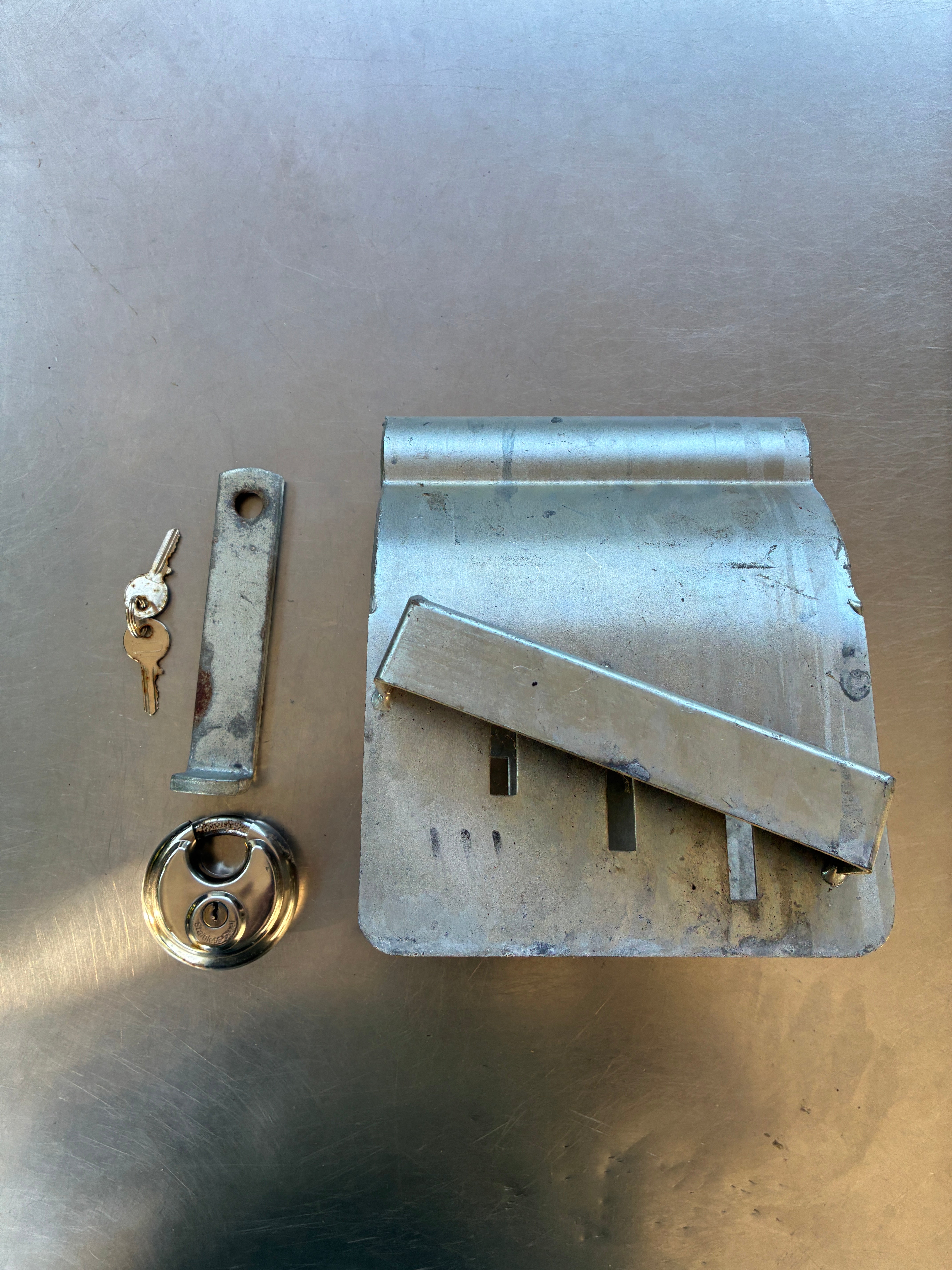 Antivol remorque – Caisson tête d’attelage universel avec cadenas – Occasion