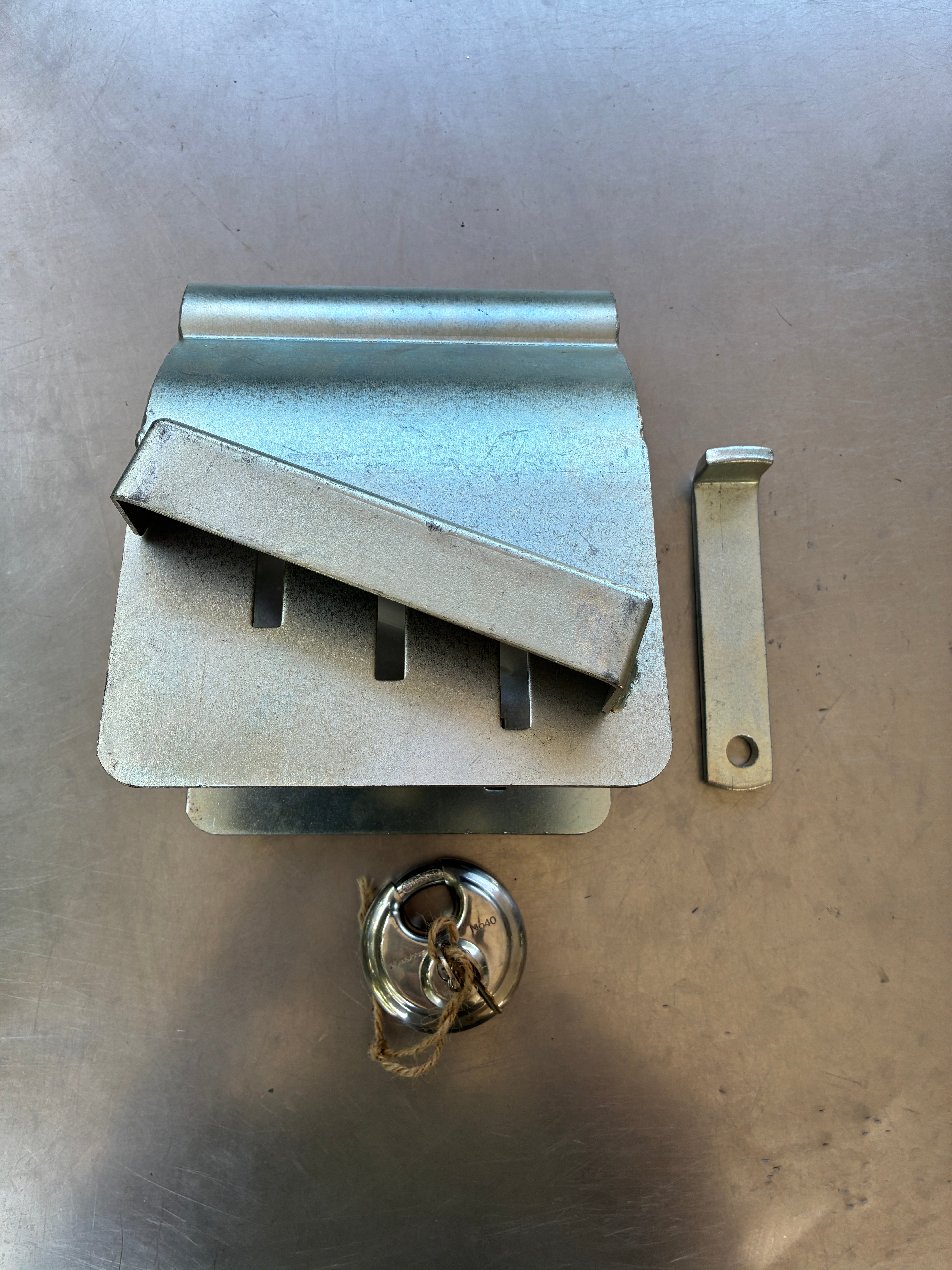 Antivol remorque – Caisson tête d’attelage universel avec cadenas – Occasion excellent état