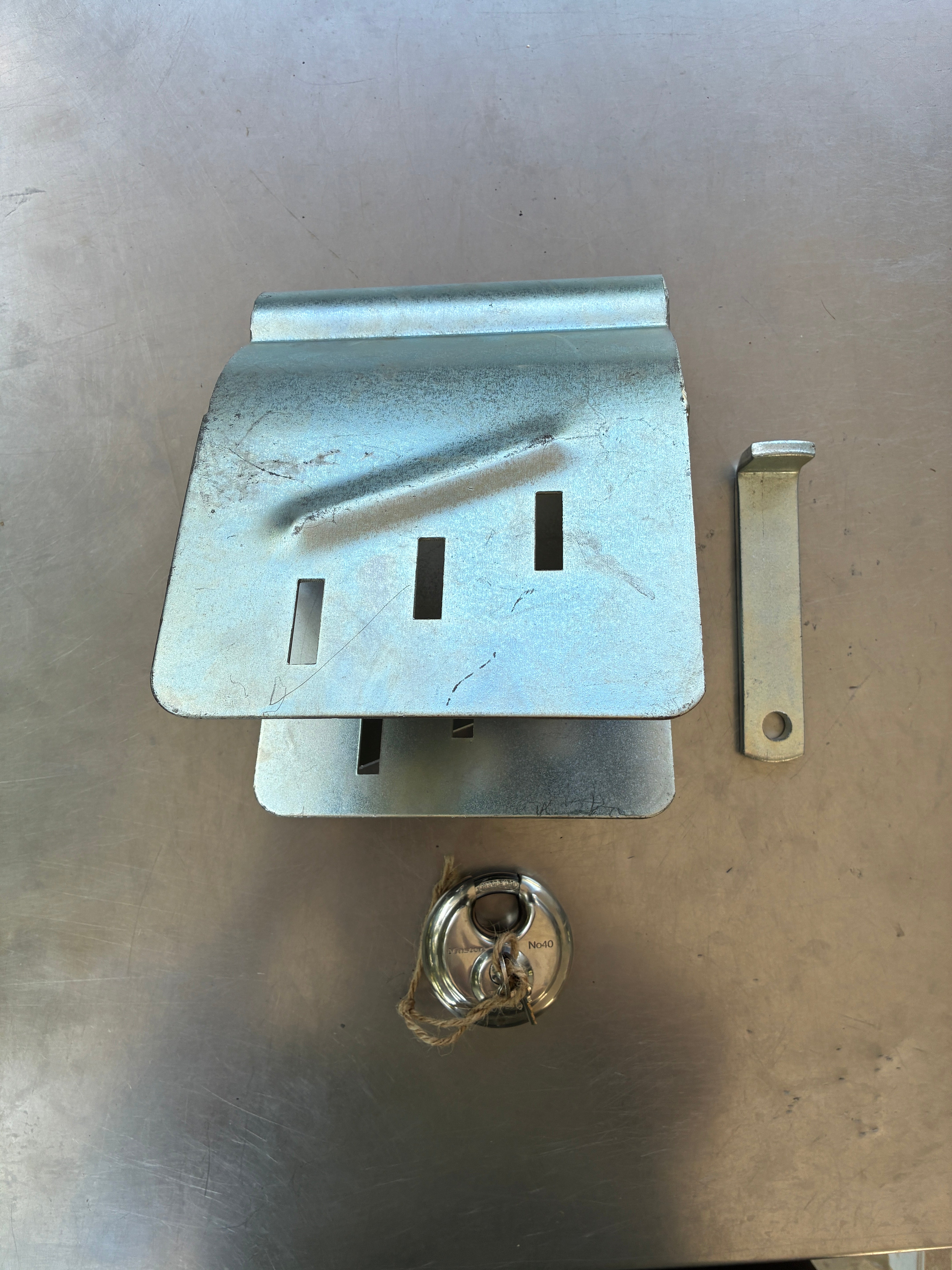 Antivol remorque – Caisson tête d’attelage universel avec cadenas – Occasion excellent état