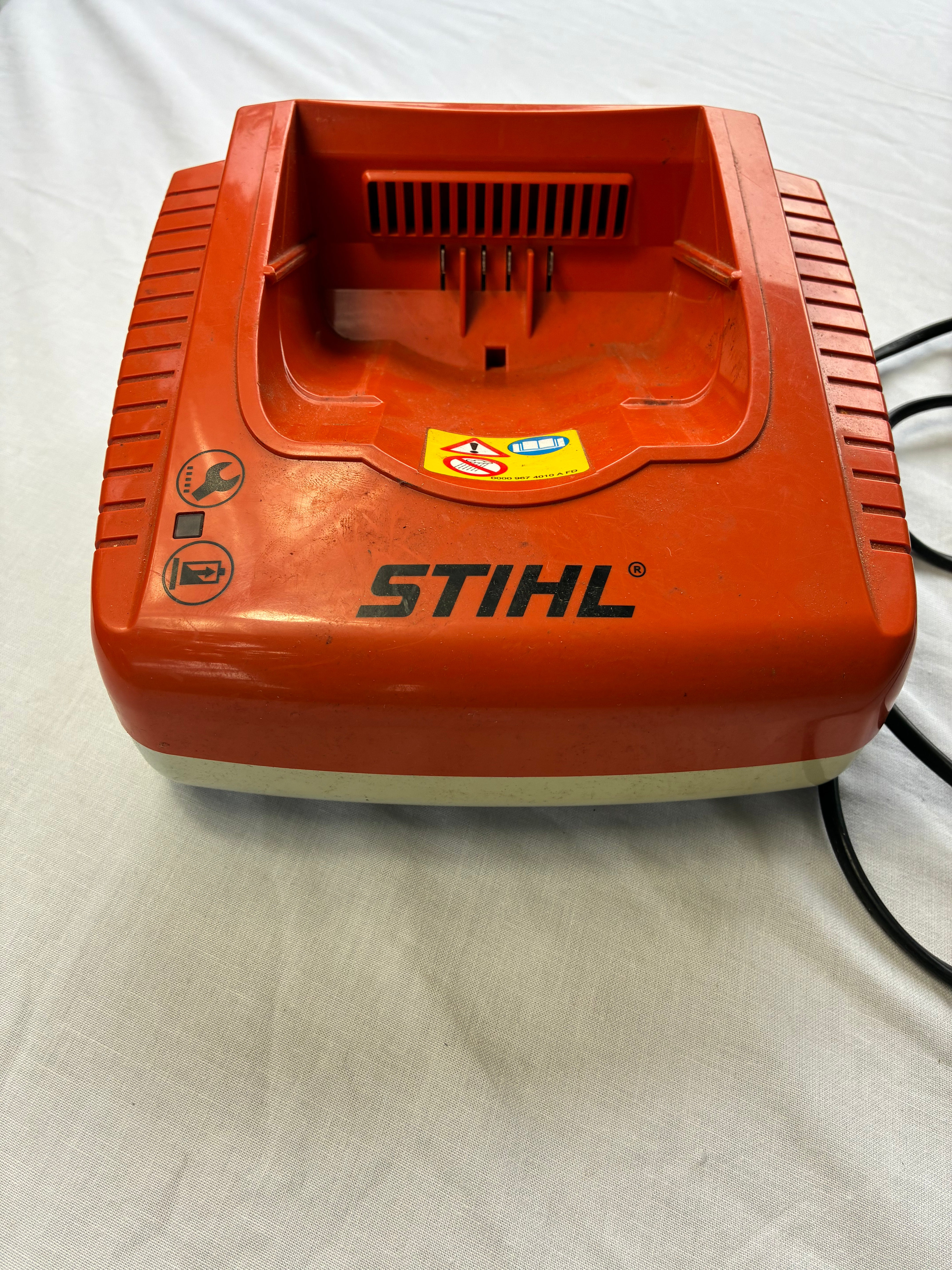 Chargeur rapide STIHL AL 300 – Occasion très bon état – Batteries AK AP AR 230V