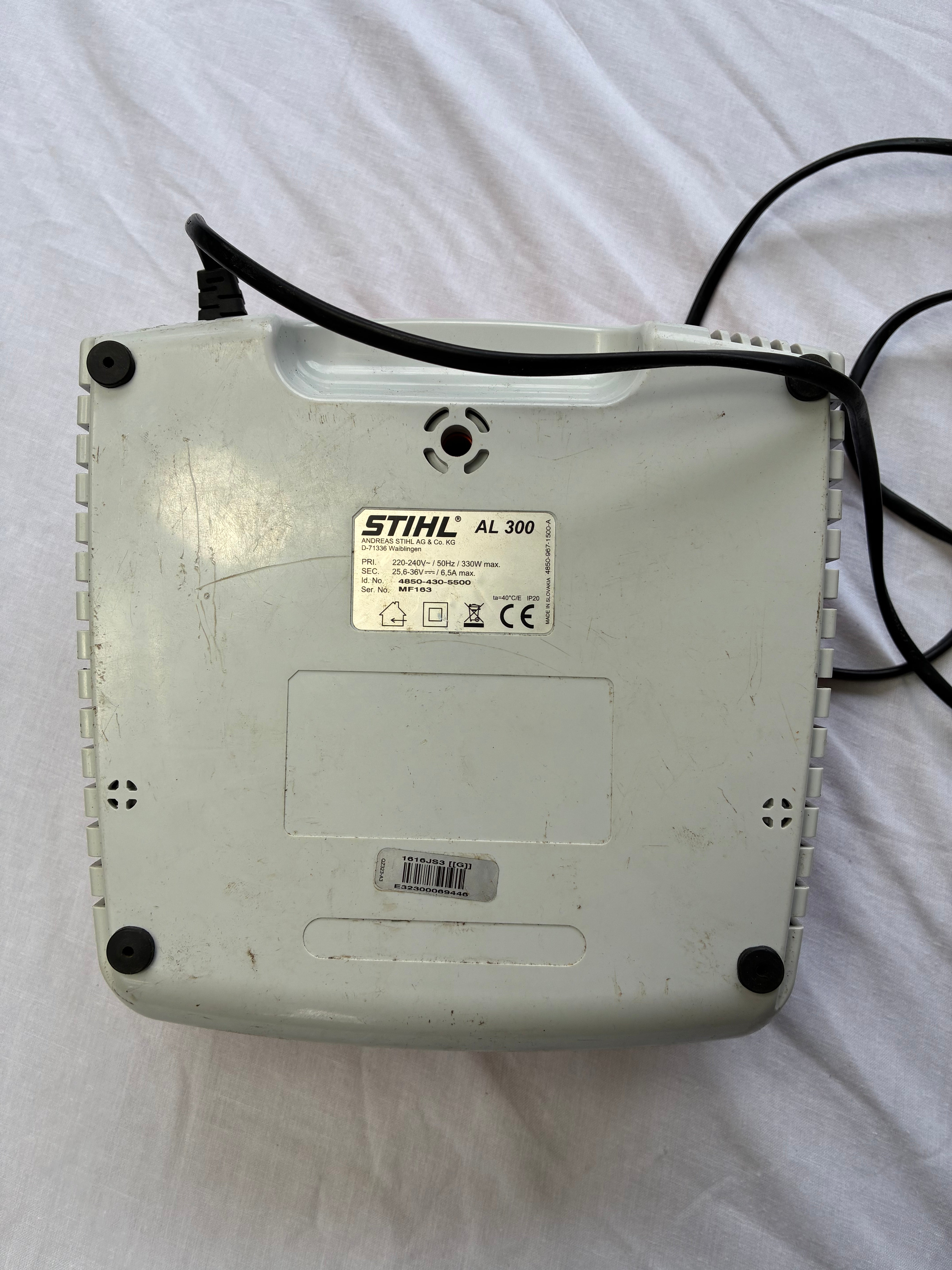 Chargeur rapide STIHL AL 300 – Occasion très bon état – Batteries AK AP AR 230V