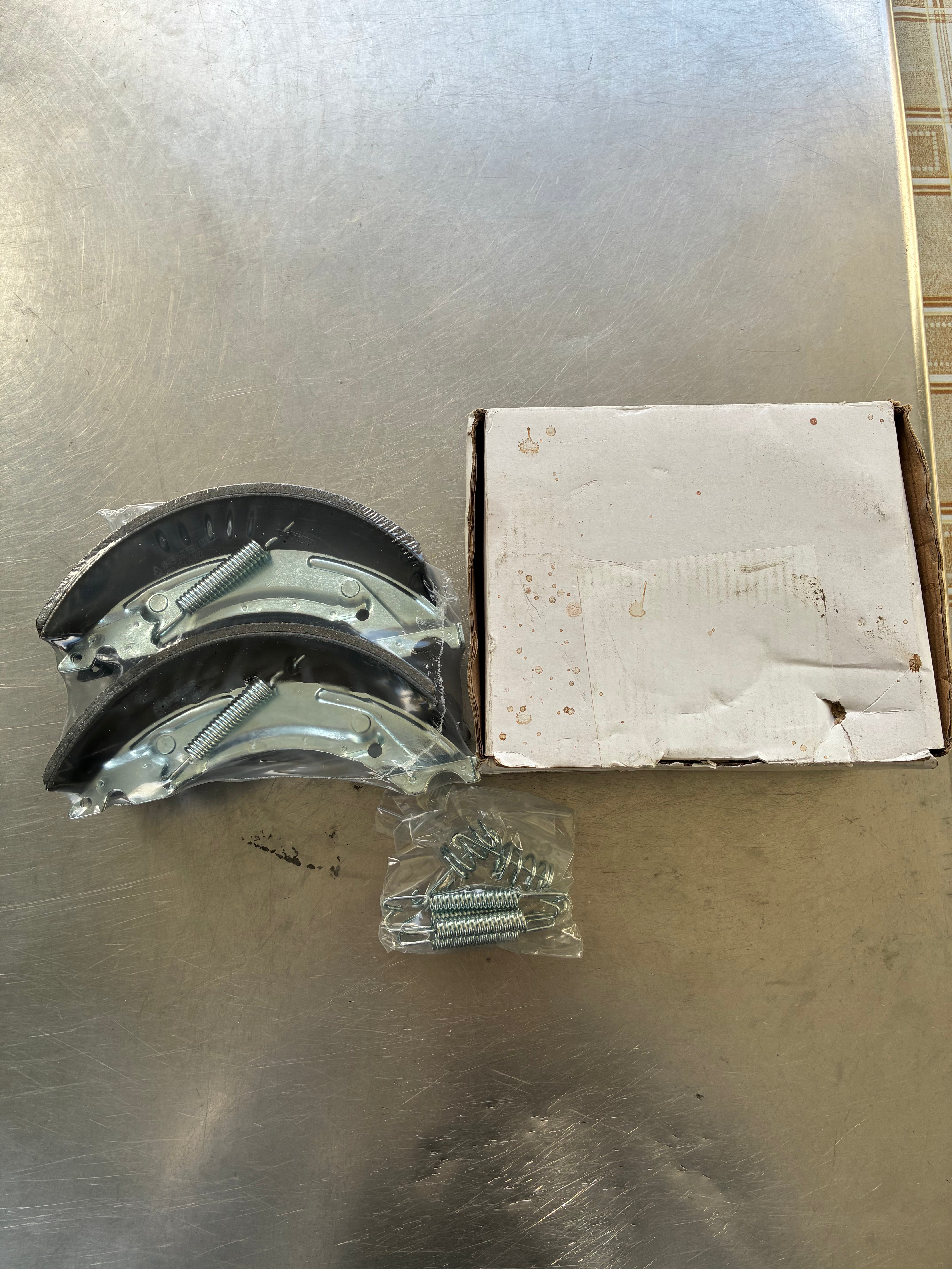 Kit mâchoires de frein + ressorts compatibles Trigano S20-2425/1 remorque