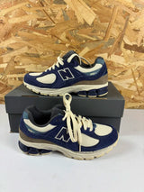 Baskets New Balance 2002R Navy Cream – Chaussures Sneakers – 39,5