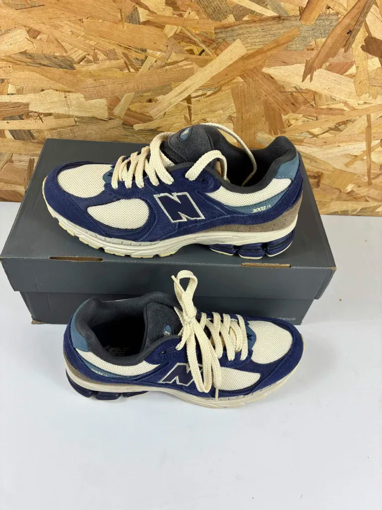 Baskets New Balance 2002R Navy Cream – Chaussures Sneakers – 39,5
