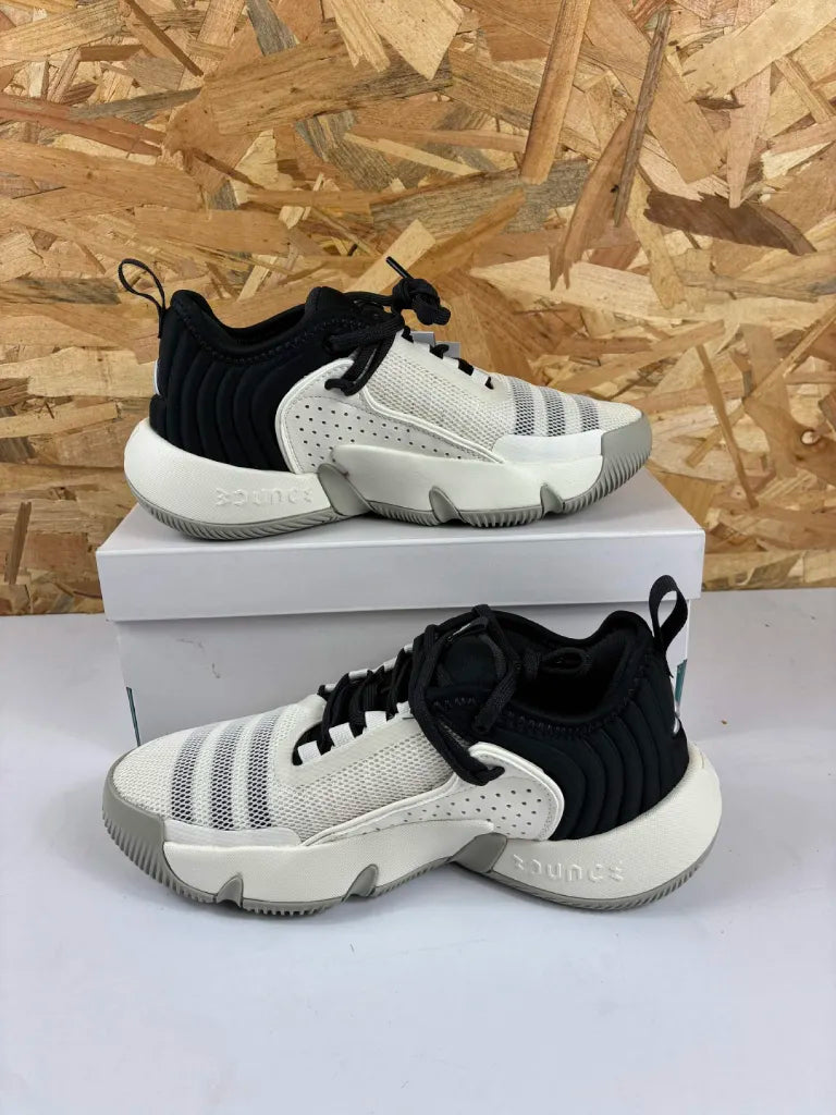 Baskets Adidas Trae Unlimited J – Chaussures Basketball Enfant – 35,5